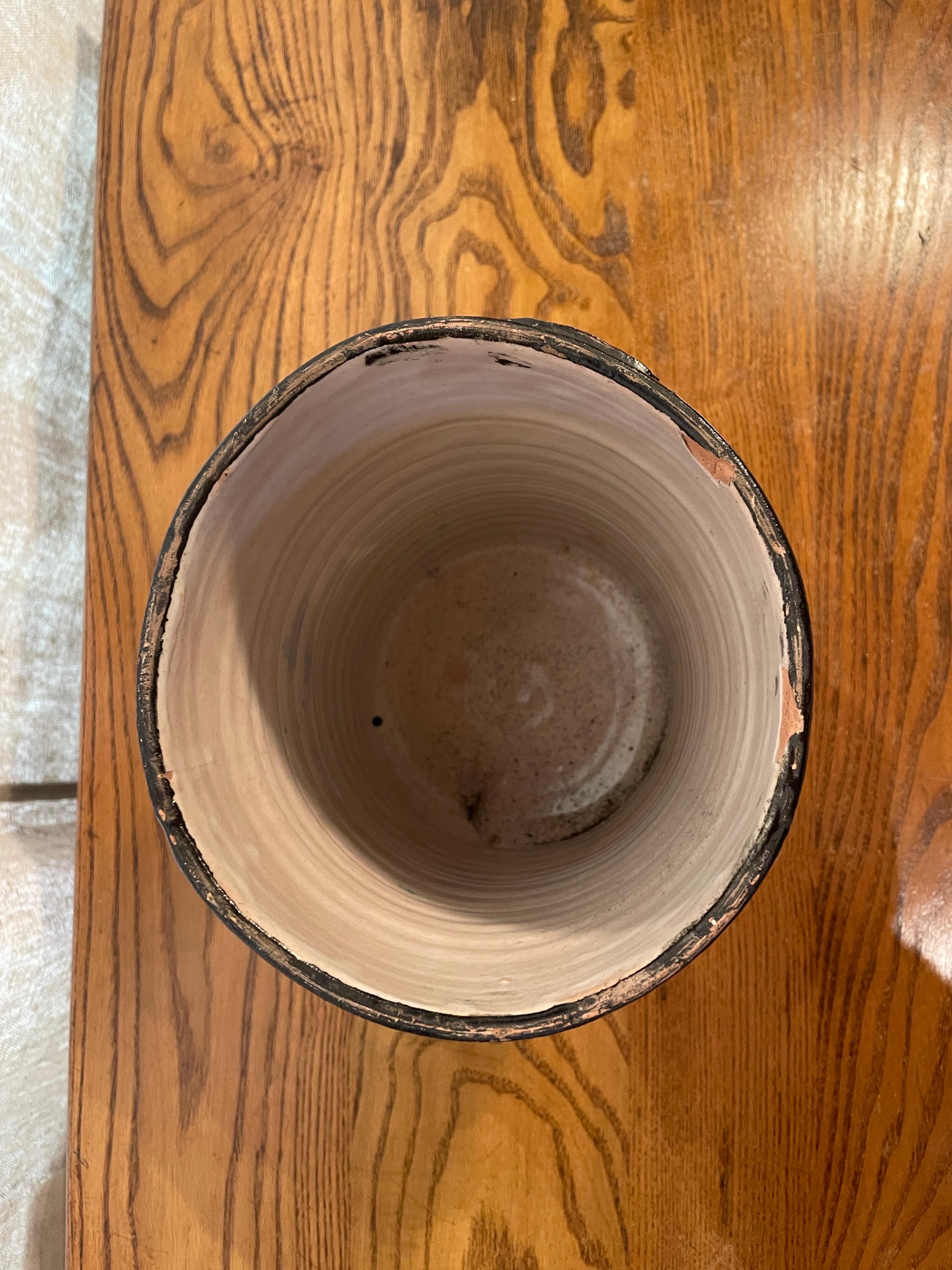 Brutalismo Vaso in ceramica da studio italiano di metà secolo con figure applicate in rilievo in vendita