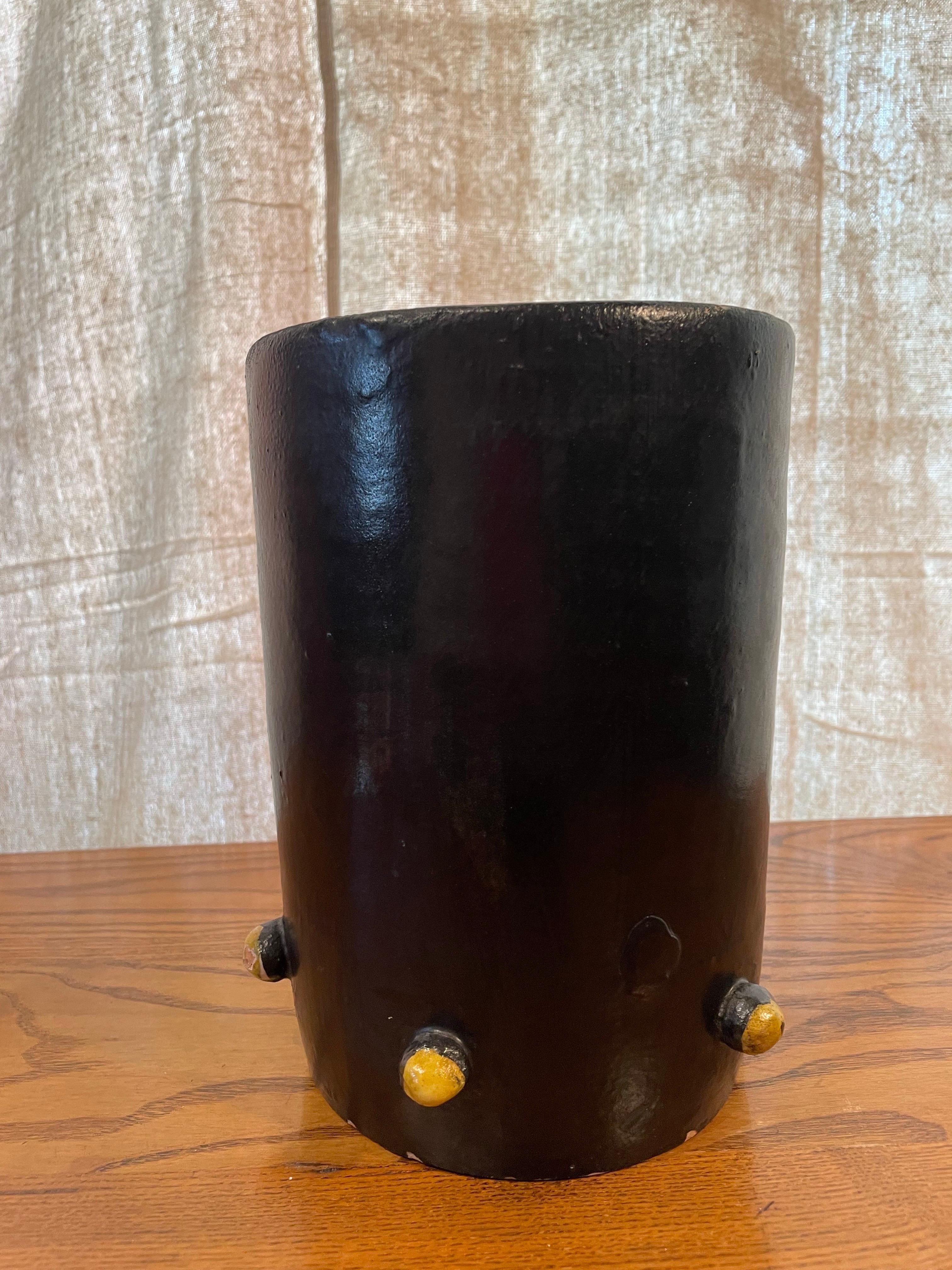 Vaso in ceramica da studio italiano di metà secolo con figure applicate in rilievo In condizioni buone in vendita a Northport, MI