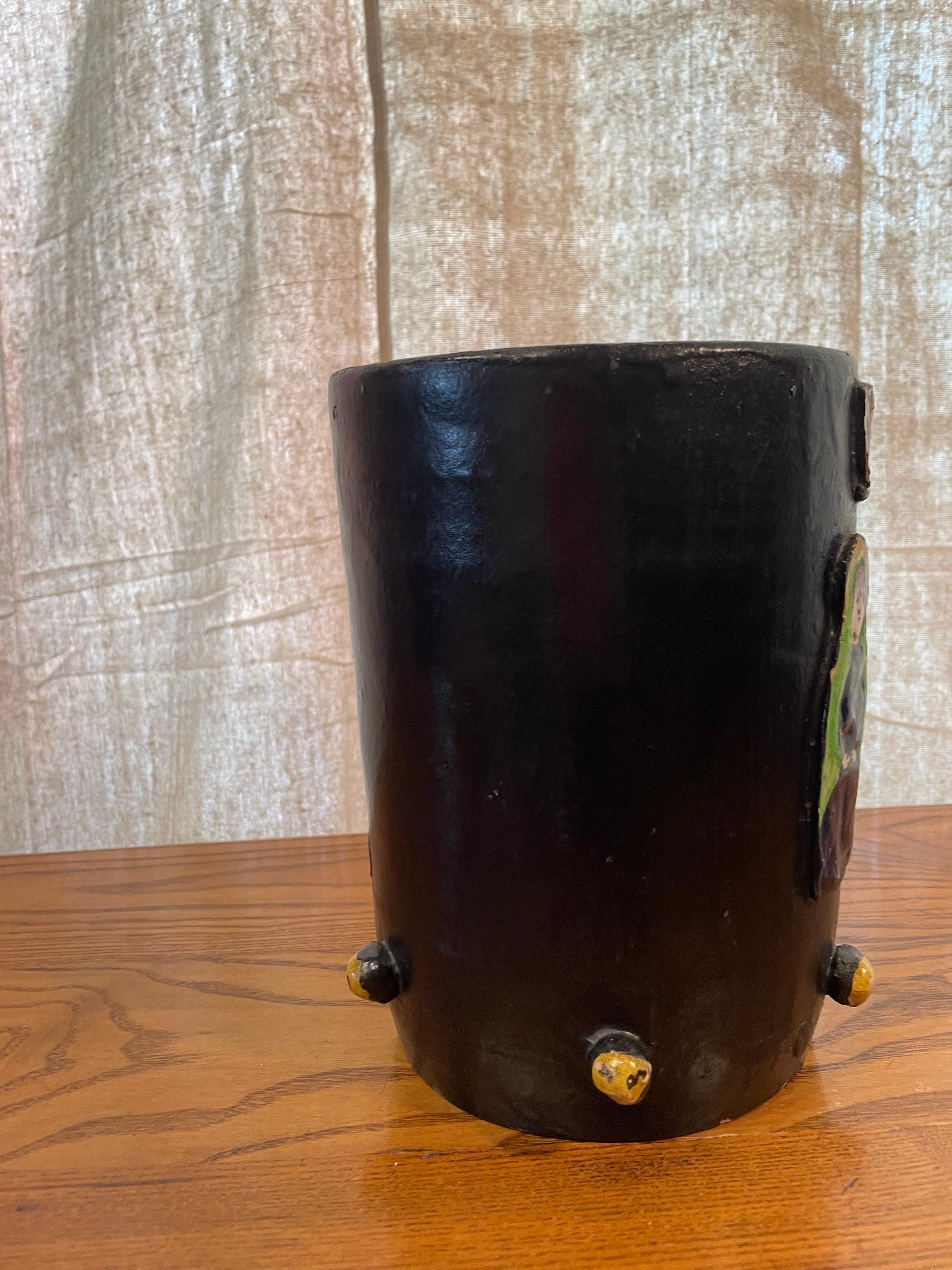 XX secolo Vaso in ceramica da studio italiano di metà secolo con figure applicate in rilievo in vendita