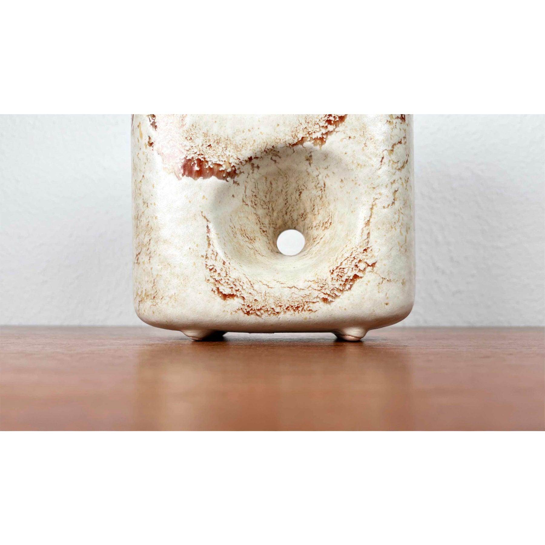 Vaso in Studio Pottery di Roberto Rigon per Bertoncello, 1960, in ottime condizioni. Progettato tra il 1960 e il 1969 Sono disponibili prove ufficiali di autenticità come cataloghi d'epoca, registrazioni di designer o altre fonti