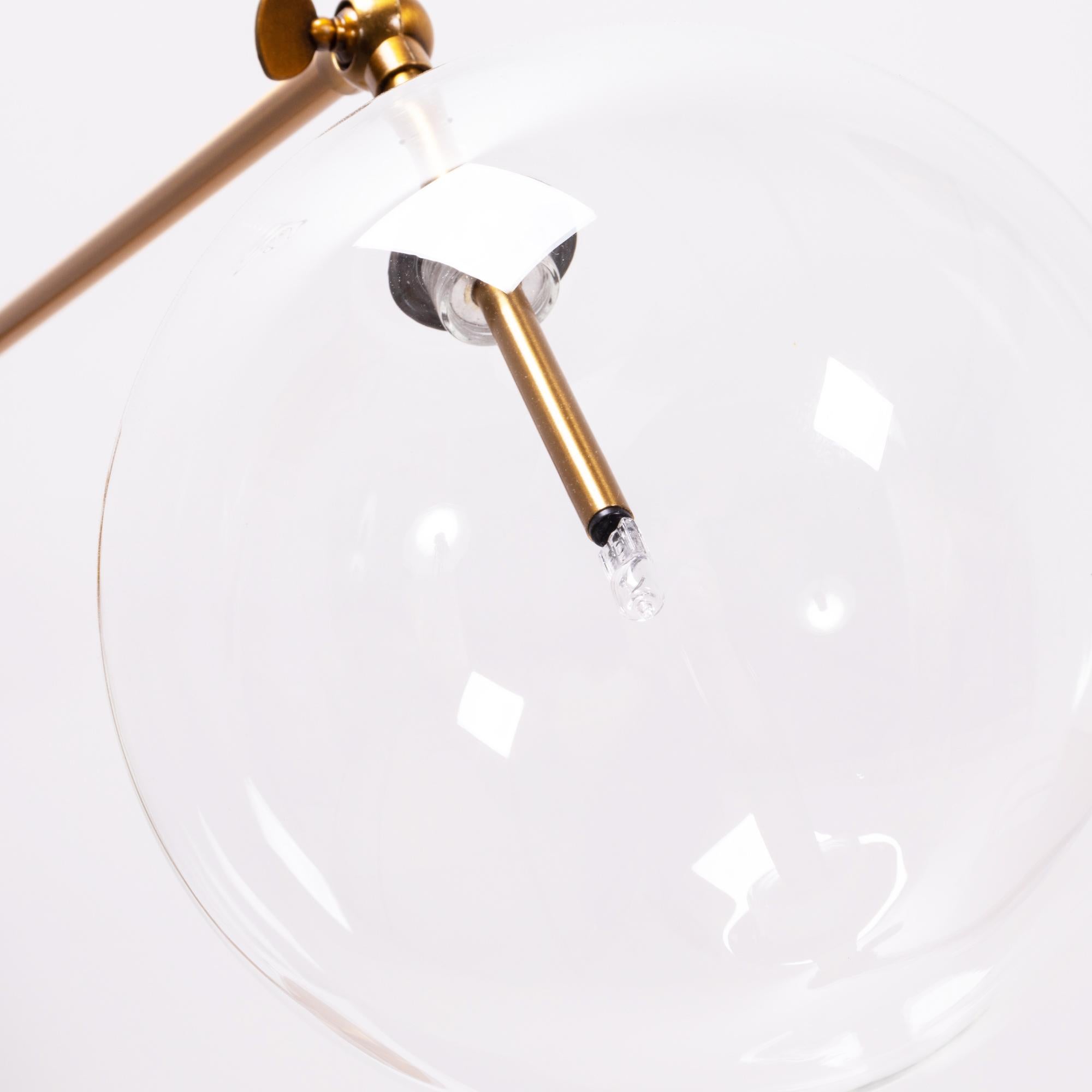 XXIe siècle et contemporain Lampe de table Globe en laiton de style italien du milieu du siècle en vente