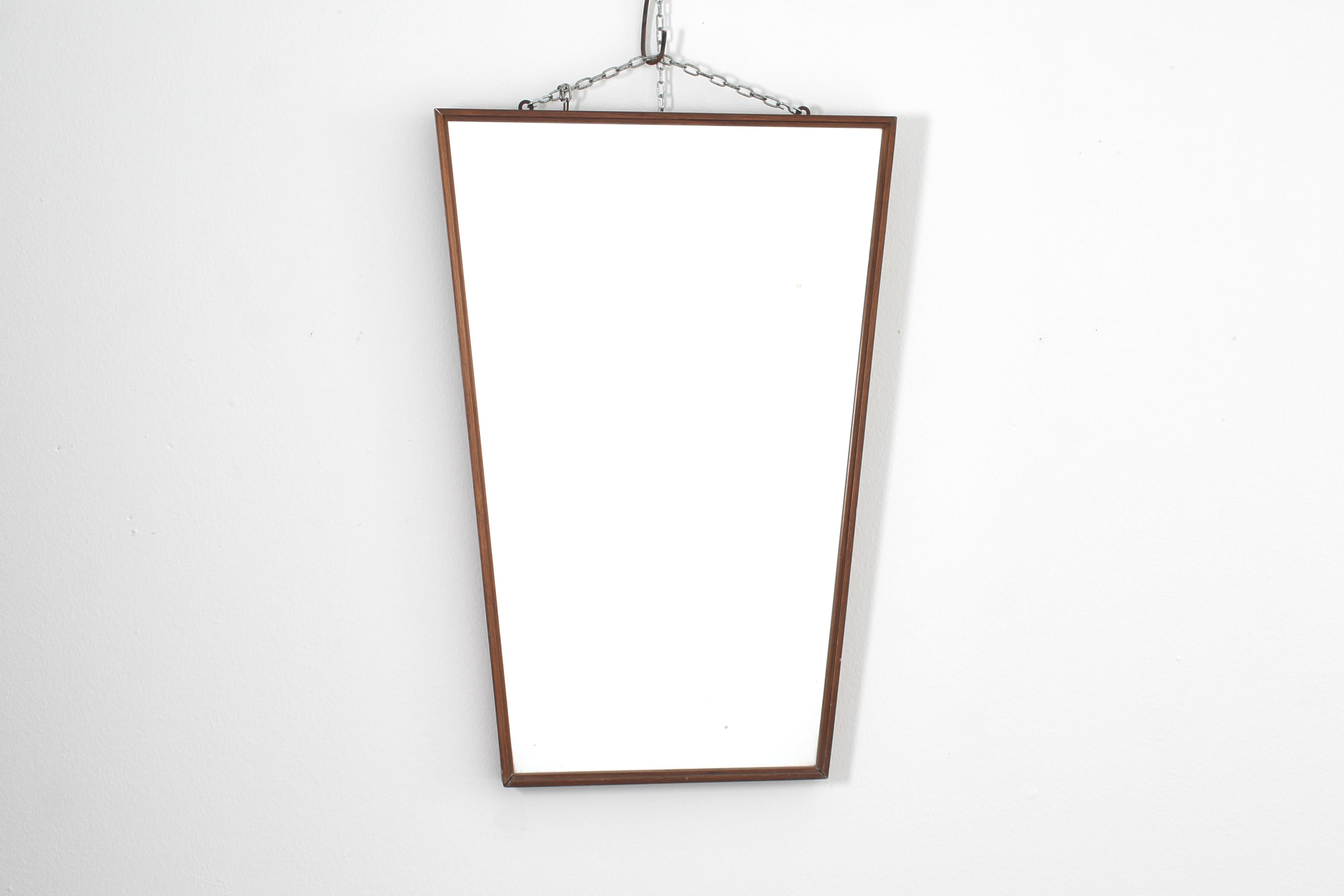 Miroir mural géométrique élégant avec cadre en bois foncé. Production italienne des années 1960.
Usure conforme à l'âge et à l'utilisation.