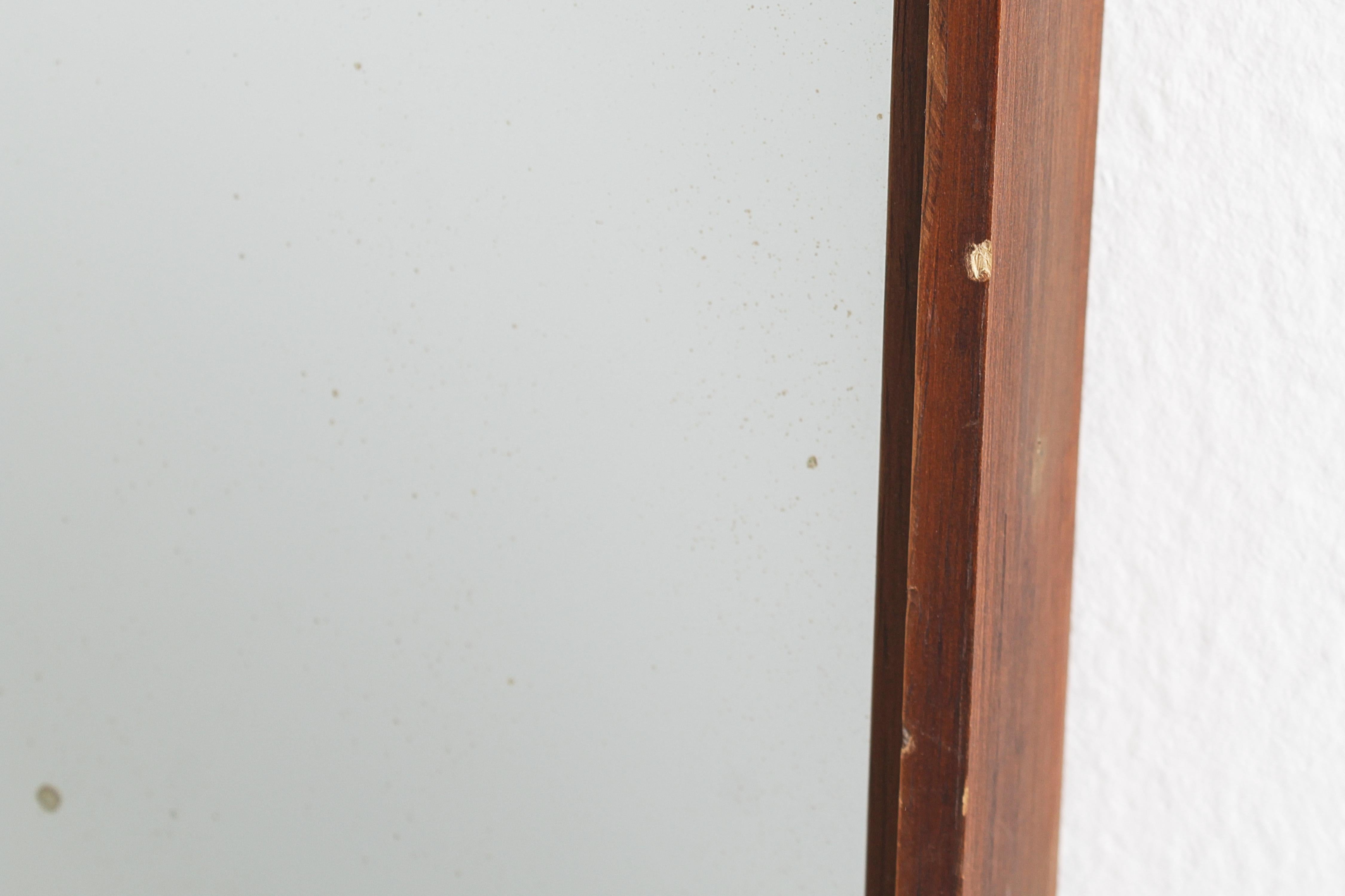Milieu du XXe siècle Miroir mural géométrique de style italien du milieu du siècle avec cadre en bois, années 70 en vente