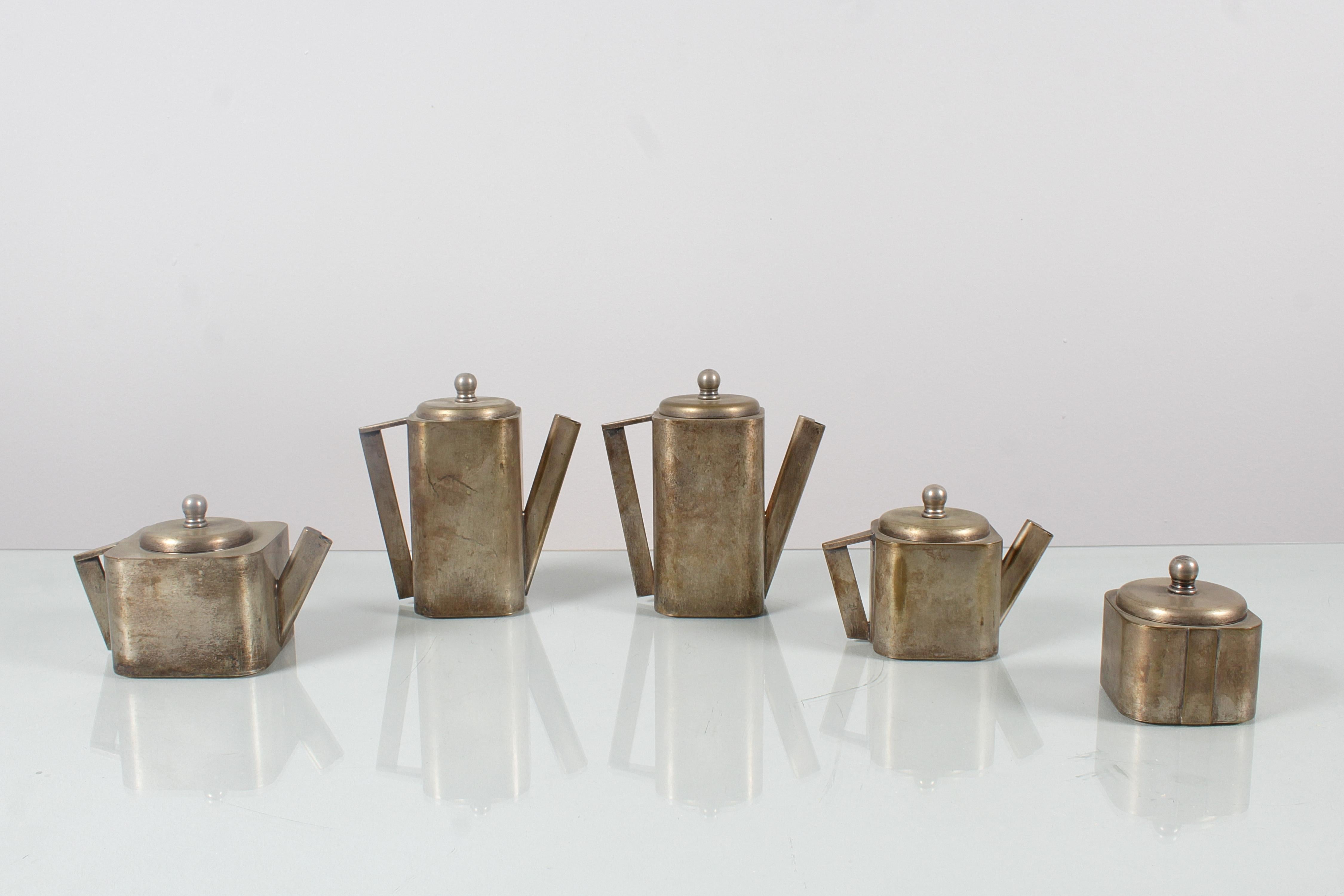 Breakfast set in nickel silver with a beautiful geometric design, consisting of two large and two small teapots and a sugar bowl. Some dings and natural signs of use and age on the surface. Italian production from the 1930s.
The measurements shown