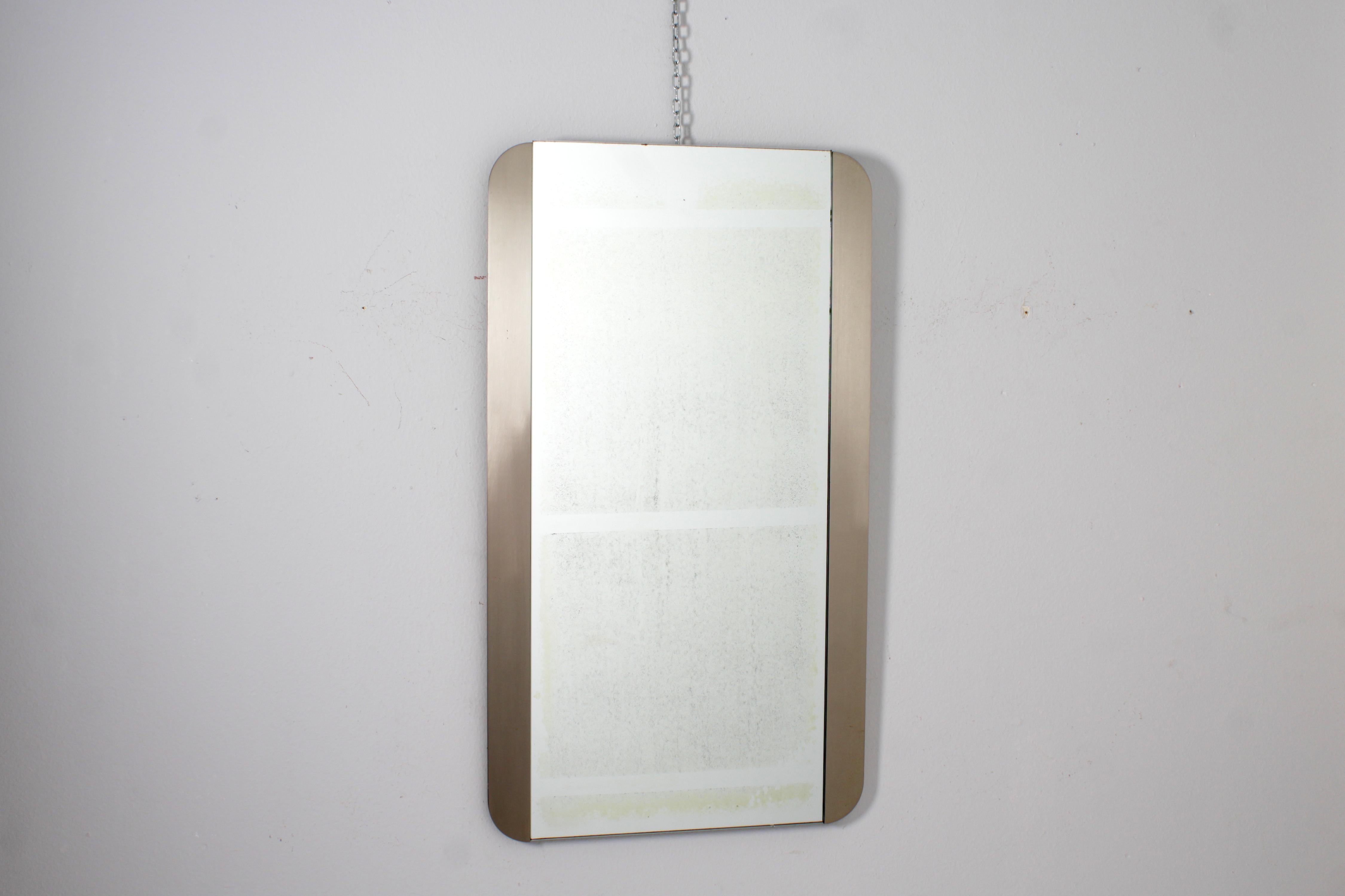 Stylish rectangular wall mirror with satin metal side bands with beveled corners. Rear panel in white lacquered wood. Italian production from the 1970s.
Wear consistent with age and use.