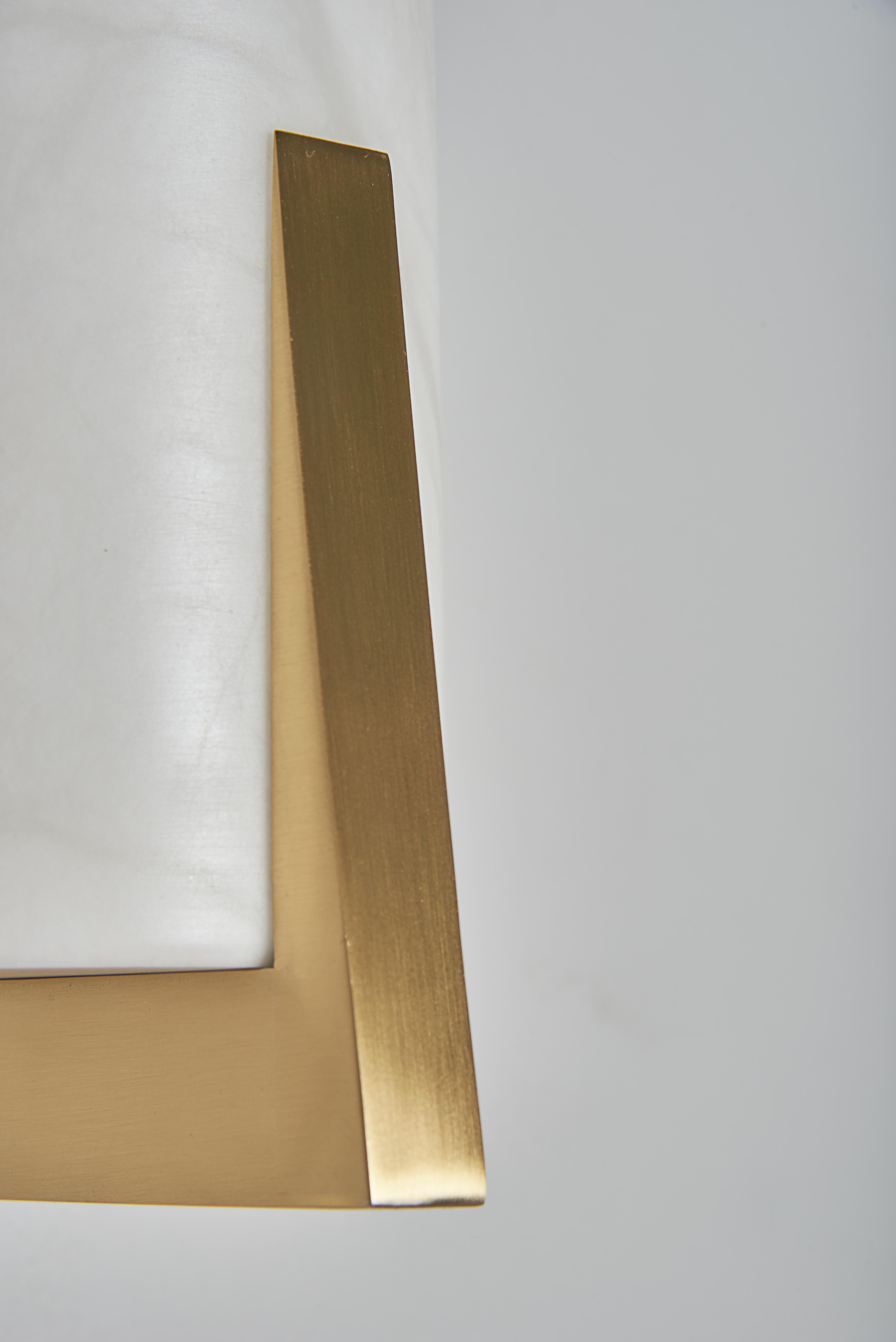 El aplique de pared Zeno, al más puro estilo de mediados de siglo, es un ejemplo de elegancia y sencillez. El difusor cilíndrico de alabastro contrasta perfectamente con las formas angulosas de la estructura. Este aplique de pared, presentado en