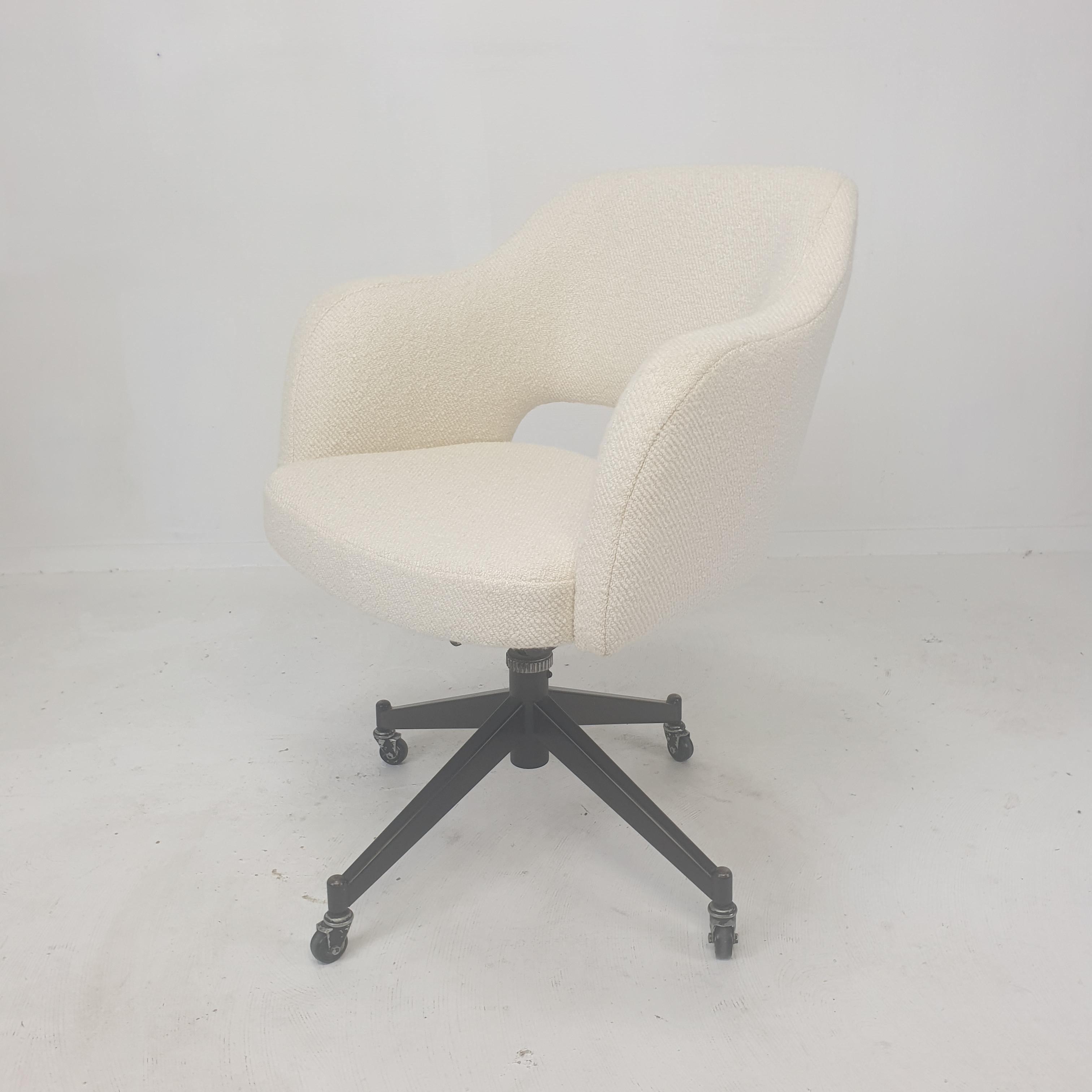 Magnifique et confortable fauteuil pivotant ou chaise de bureau italien, années 1960.

La chaise est retapissée avec un nouveau tissu et une nouvelle mousse, elle est en parfait état.
Le tissu de haute qualité Dedar Italy est très doux et
