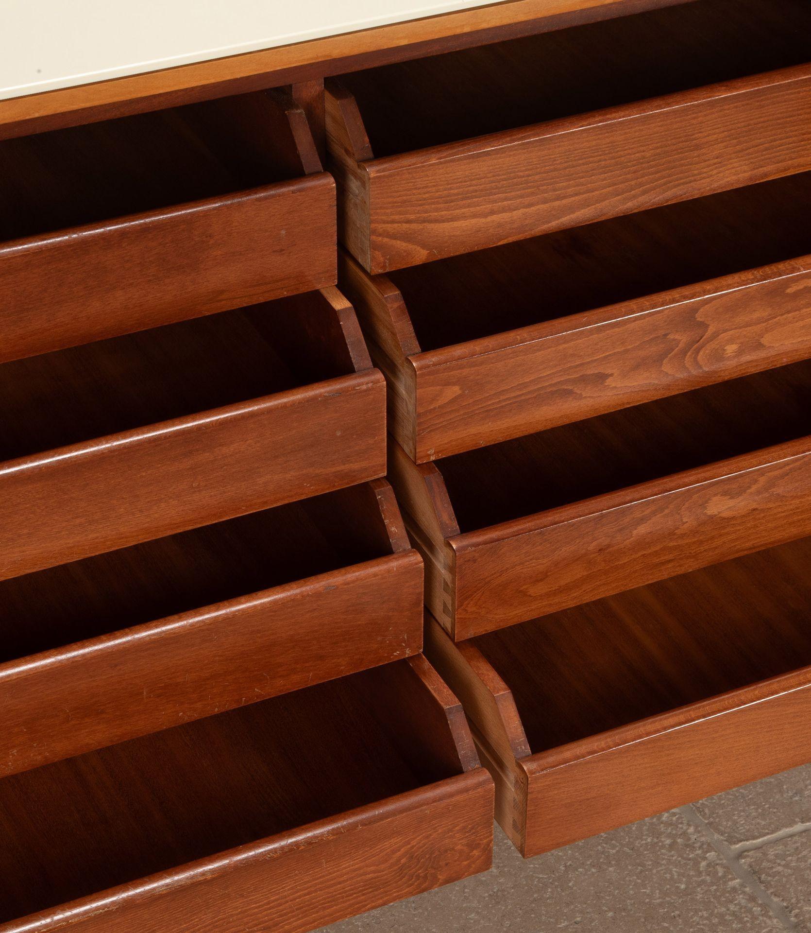 Credenza italiana di metà secolo in sicomoro e ottone in vendita 3