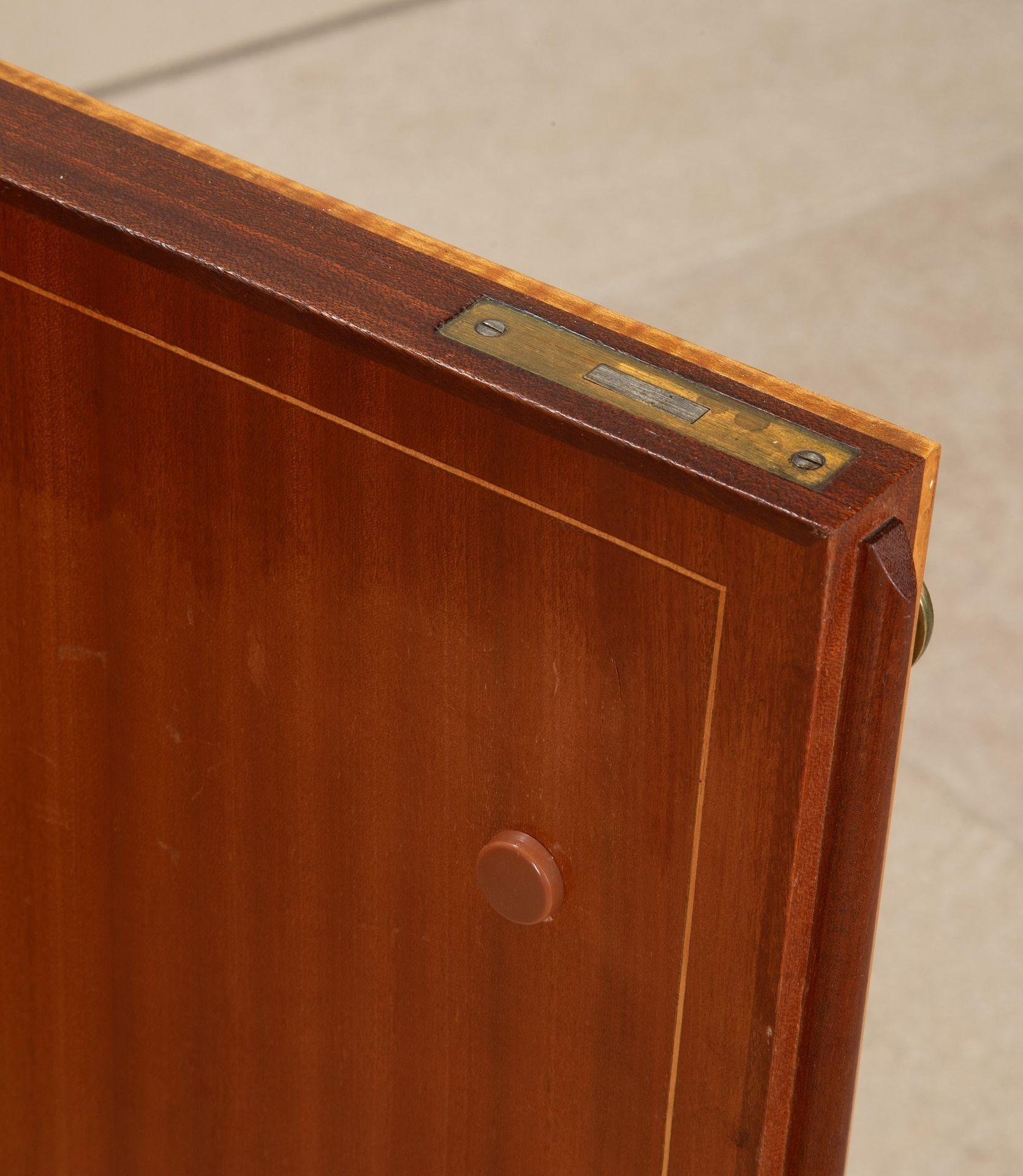 Credenza italiana di metà secolo in sicomoro e ottone in vendita 4