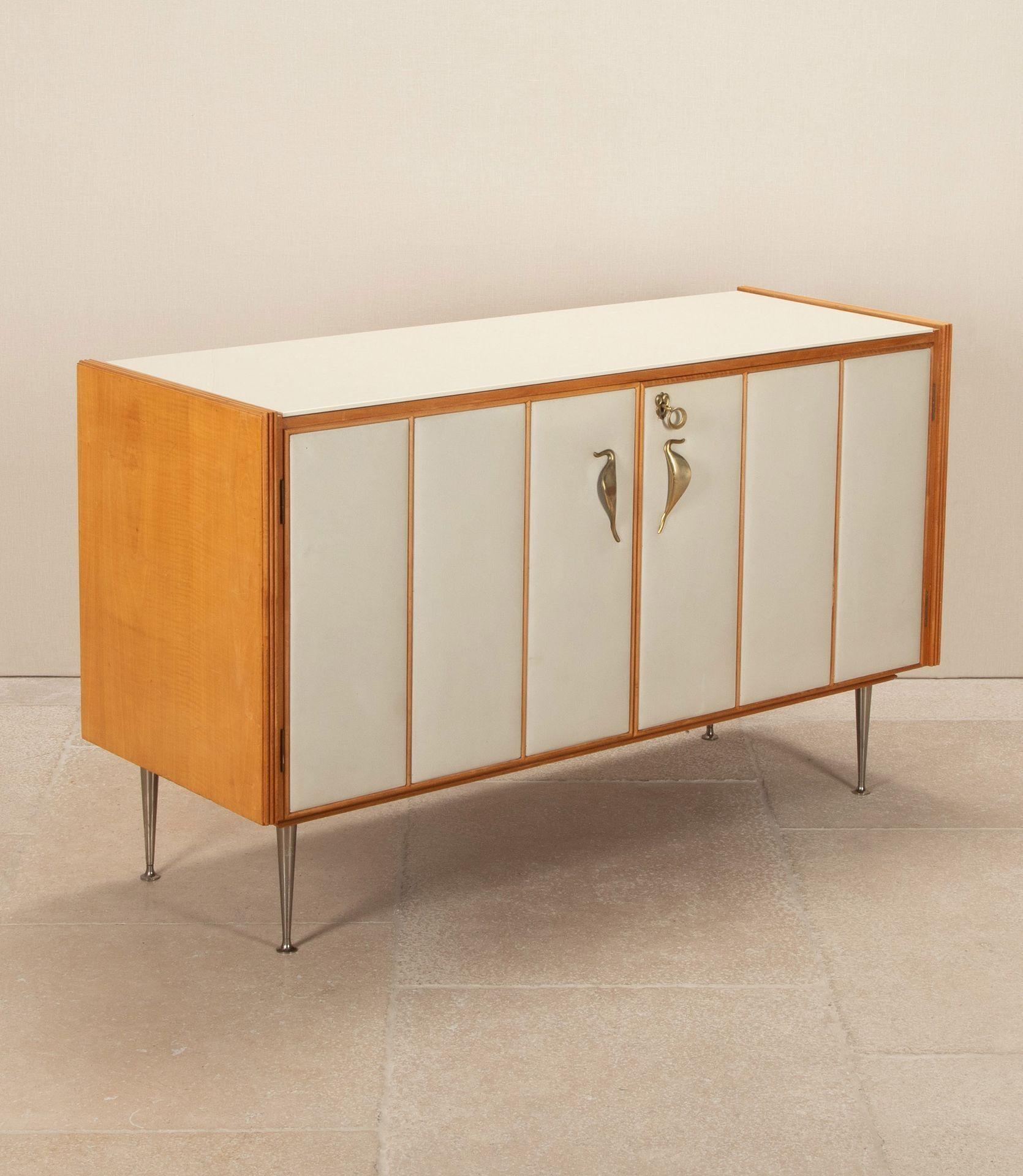 Credenza italiana di metà secolo in impiallacciatura di sicomoro con gambe e ante in ottone.
Con pannelli Skaï e maniglie in ottone. Interno in mogano con cassetti a mezza larghezza. Circa 1960.