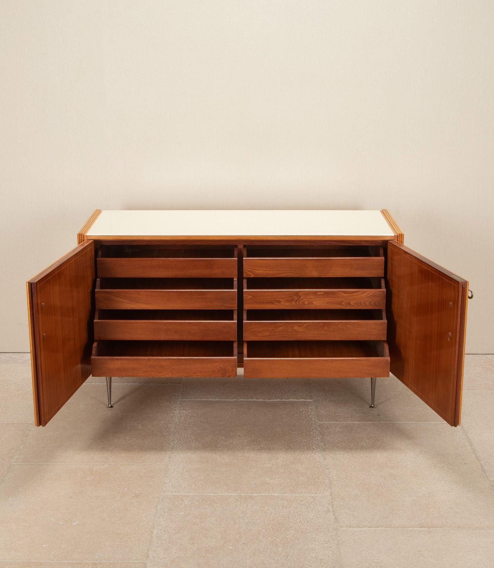 Mid-Century moderno Credenza italiana di metà secolo in sicomoro e ottone in vendita