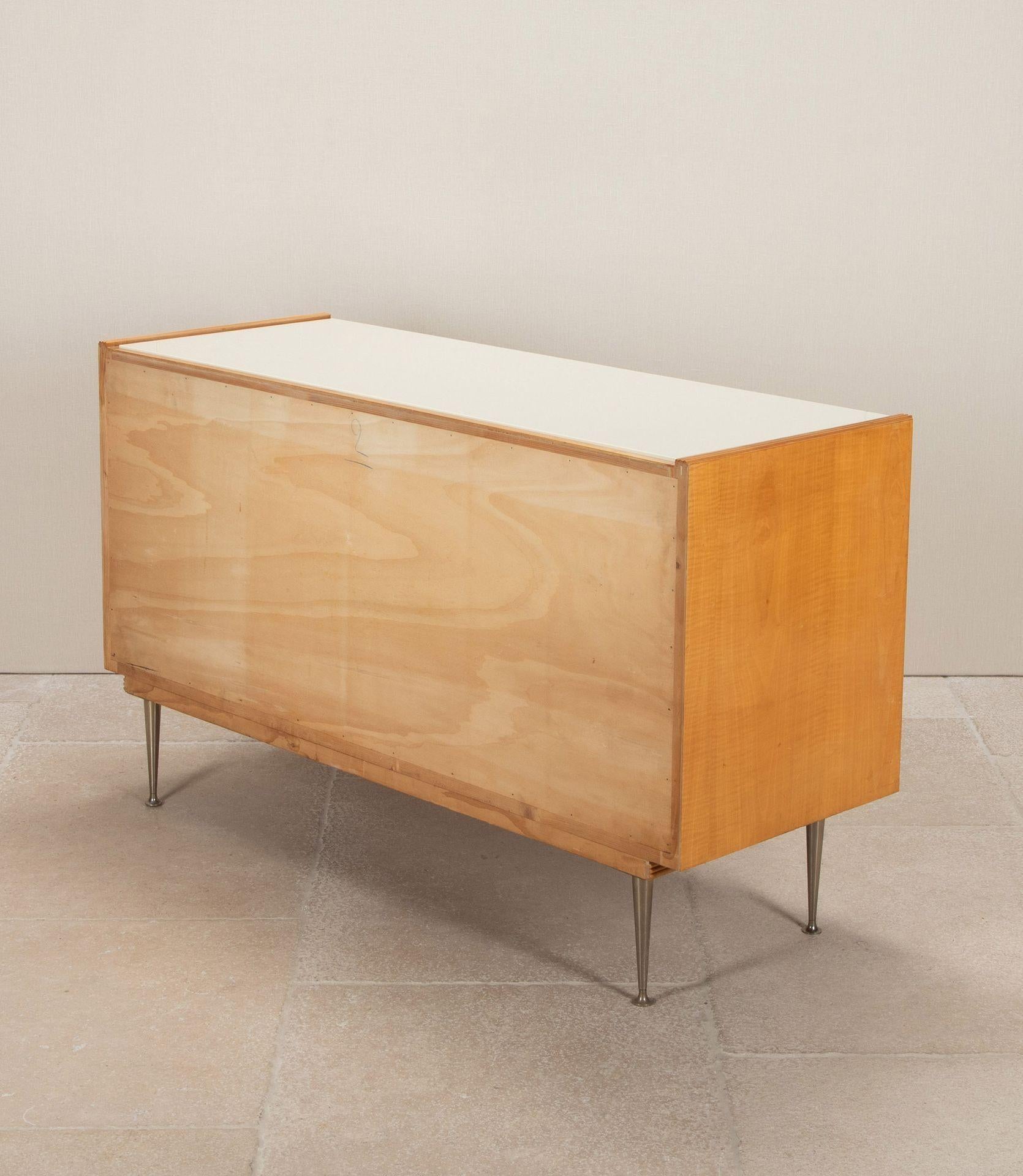 Italiano Credenza italiana di metà secolo in sicomoro e ottone in vendita