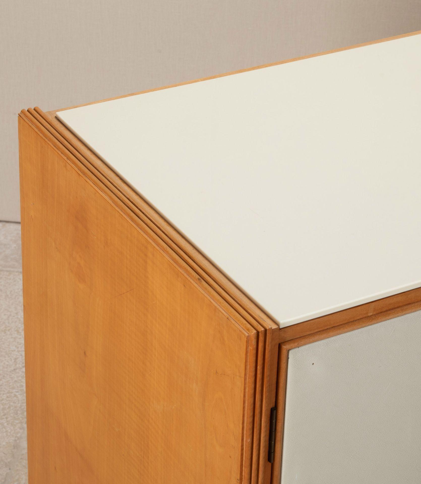 XX secolo Credenza italiana di metà secolo in sicomoro e ottone in vendita