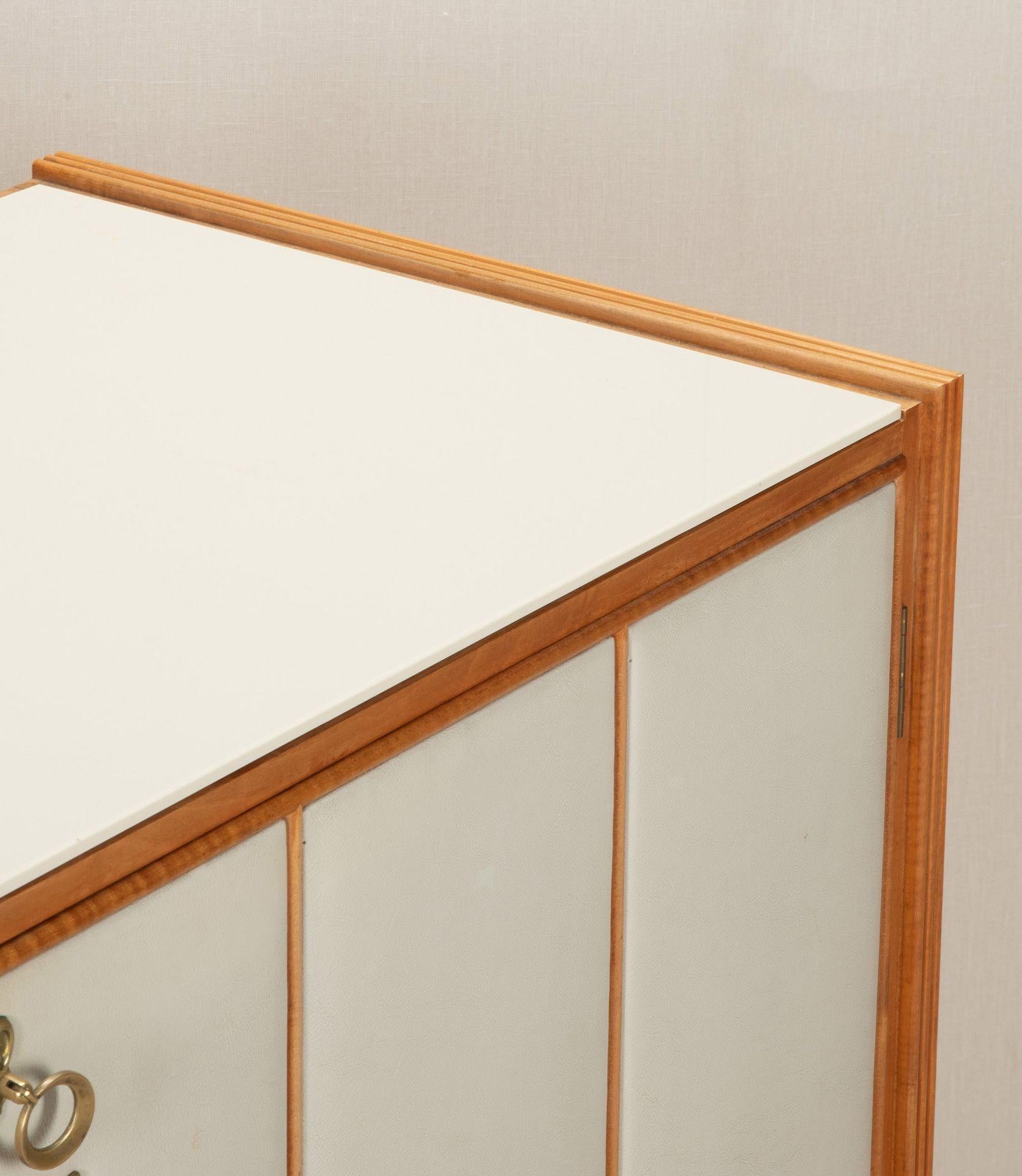 Ottone Credenza italiana di metà secolo in sicomoro e ottone in vendita