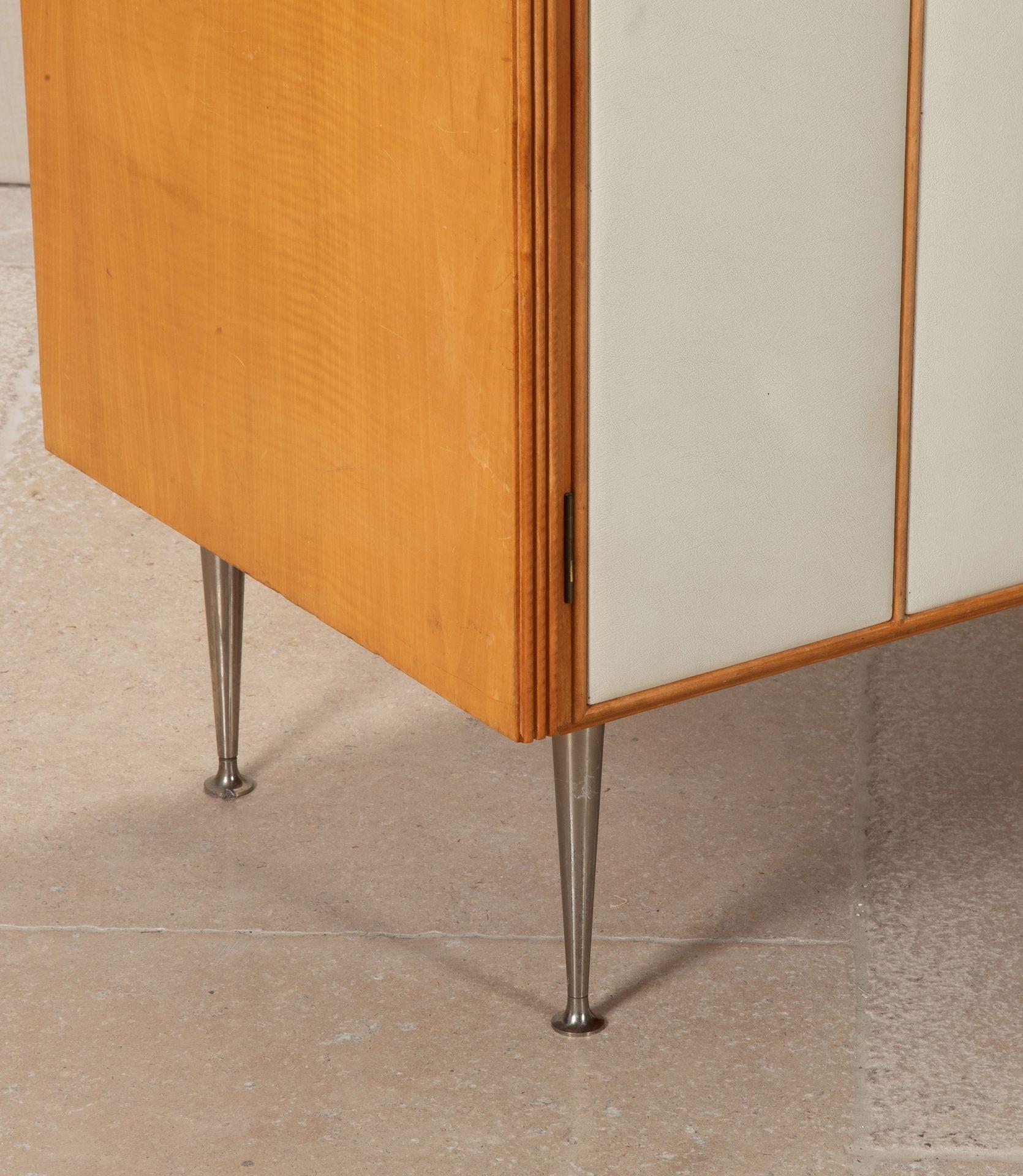 Credenza italiana di metà secolo in sicomoro e ottone in vendita 1