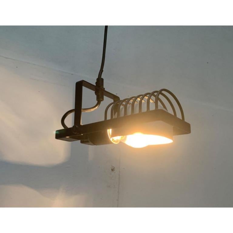 Rarissima lampada a sospensione della serie sintesi del produttore italiano Artemide e della piuma di Ernesto Gismondi.

La versione a pendolo (sospensioni) compare raramente sul mercato. Le lampade da tavolo, CLAMP e da parete di sintesi si trovano