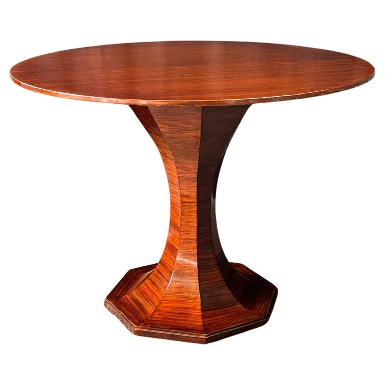 Fabulous Mid-Century Italian round pedestal table attributed to noted architect and furniture designer, Carlo De Carli (1910-1999). This sculptural table has a beautifully grained circular top with octagonal lines sweeping along the trumpet form