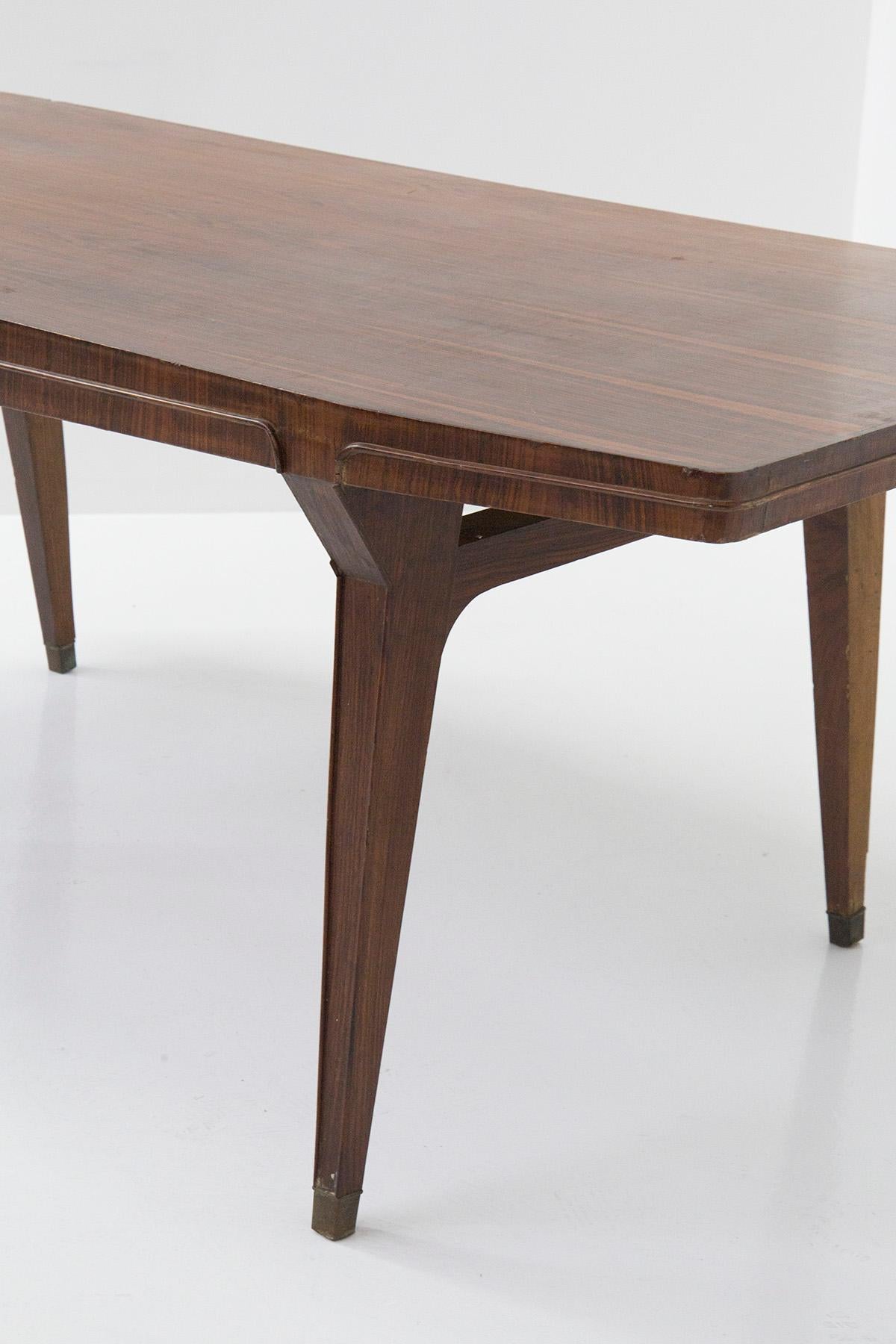 Magnifique table centrale en bois des années 1950 de fabrication italienne.
Le cadre est entièrement réalisé en bois noble, qui laisse apparaître ses veines plus claires. Les quatre pieds de soutien sont de forme carrée, avec un embout en laiton,