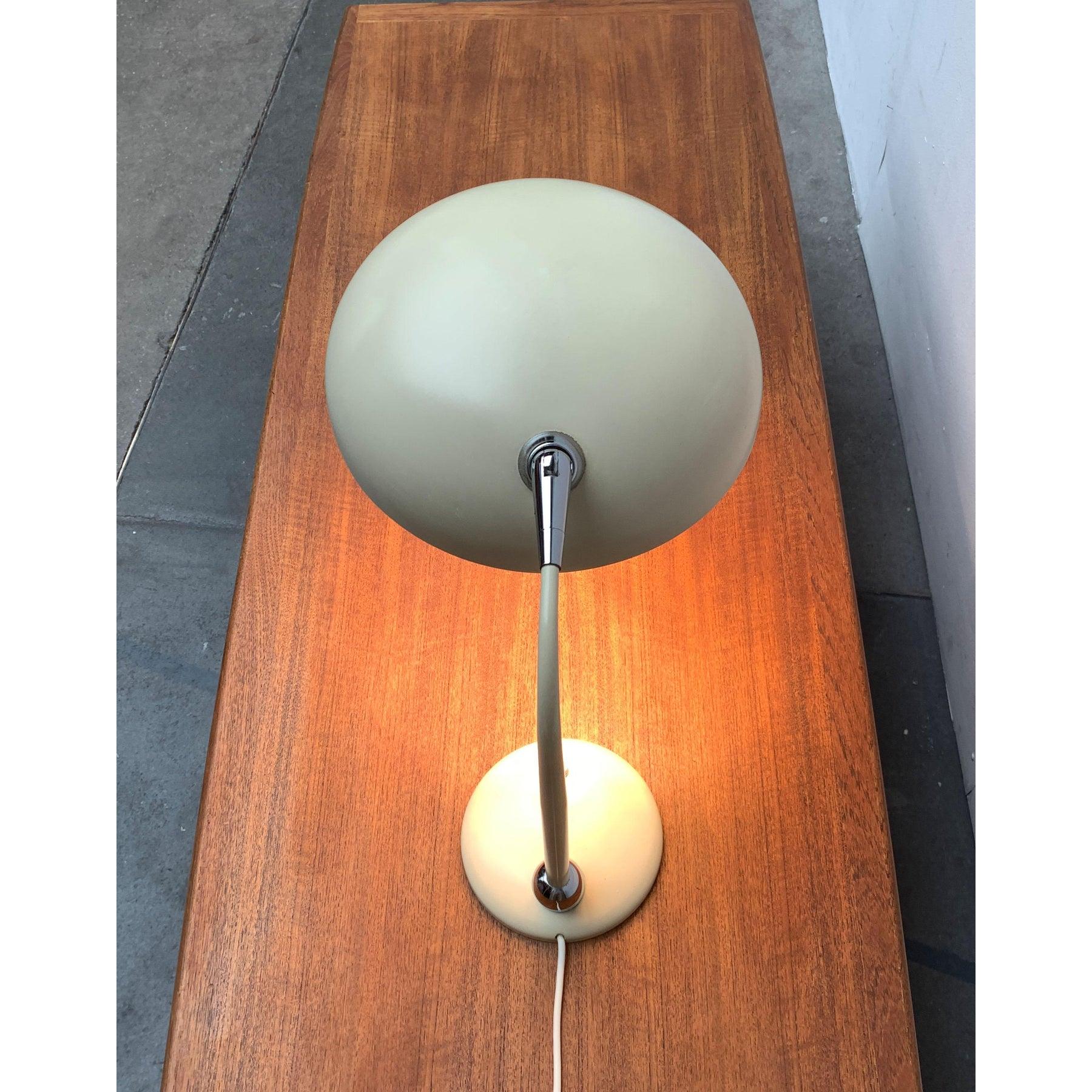 Lámpara de sobremesa italiana de mediados de siglo.

Un diseño funcional que convence por su sencilla elegancia. Todos los elementos se redondean, rejuvenecen, ensanchan, etc. Un detalle llamativo es la gran pantalla con el reflector interior o