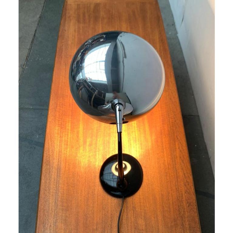 Lámpara de sobremesa italiana de mediados de siglo.

Un diseño funcional que convence por su sencilla elegancia. Todos los elementos se redondean, rejuvenecen, ensanchan, etc. Un detalle llamativo es el gran paraguas reflectante de aluminio pulido