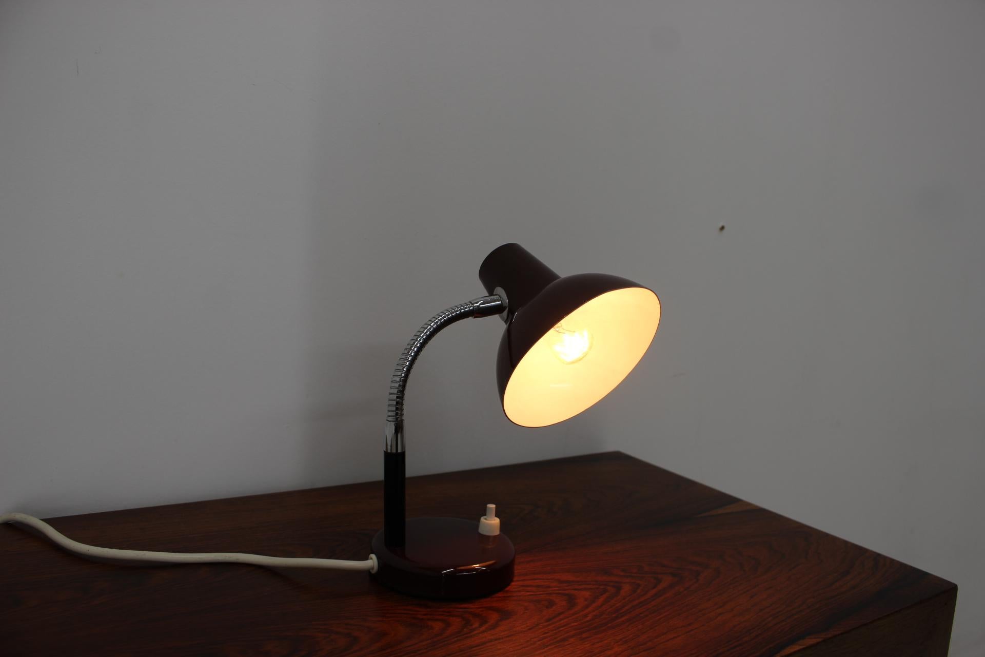 Métal Lampe de table italienne du milieu des années 1980 en vente