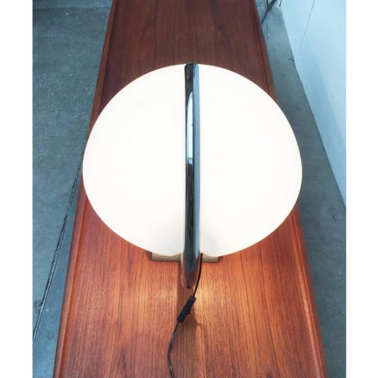 Lampe de table italienne du milieu du siècle par Elios Martinelli, 1970

- Lampe de table vintage avec un pied en travertin distinctif
- Conçu par Elios Martinelli
- Produit en Italie
- Il a la forme caractéristique d'un parapluie et utilise les