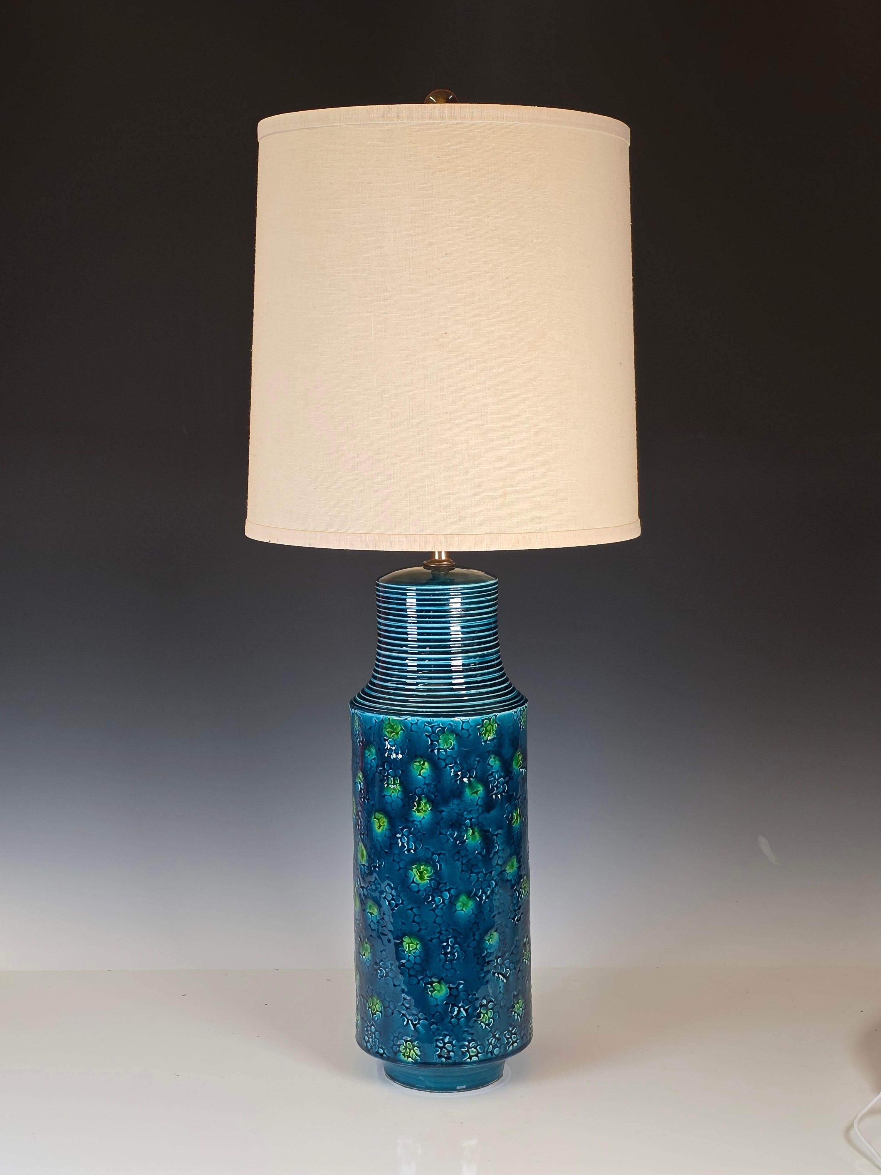 Superbe lampe de table des années 1960 avec une riche glaçure bleue et verte de type majolique, manifestement influencée par les lampes de Bitossi de la même époque.   