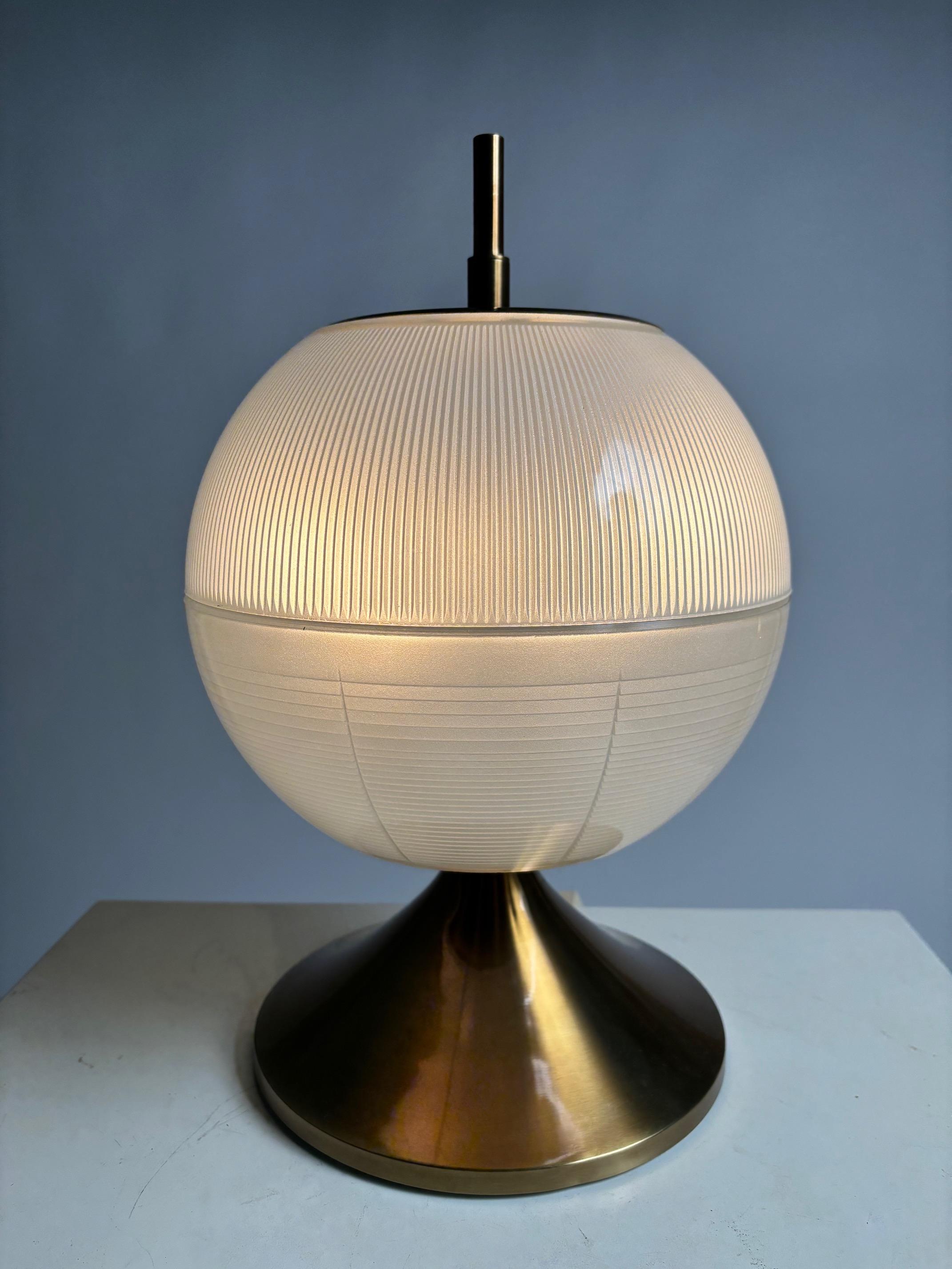 Rara lampada da tavolo italiana di metà secolo in metallo e vetro, attribuibile al famoso architetto e designer Ignazio Gardella; i vetri sono identici a quelli della famosa lampada da parete LP7 disegnata per Azucena. 

Si tratta di un'opera