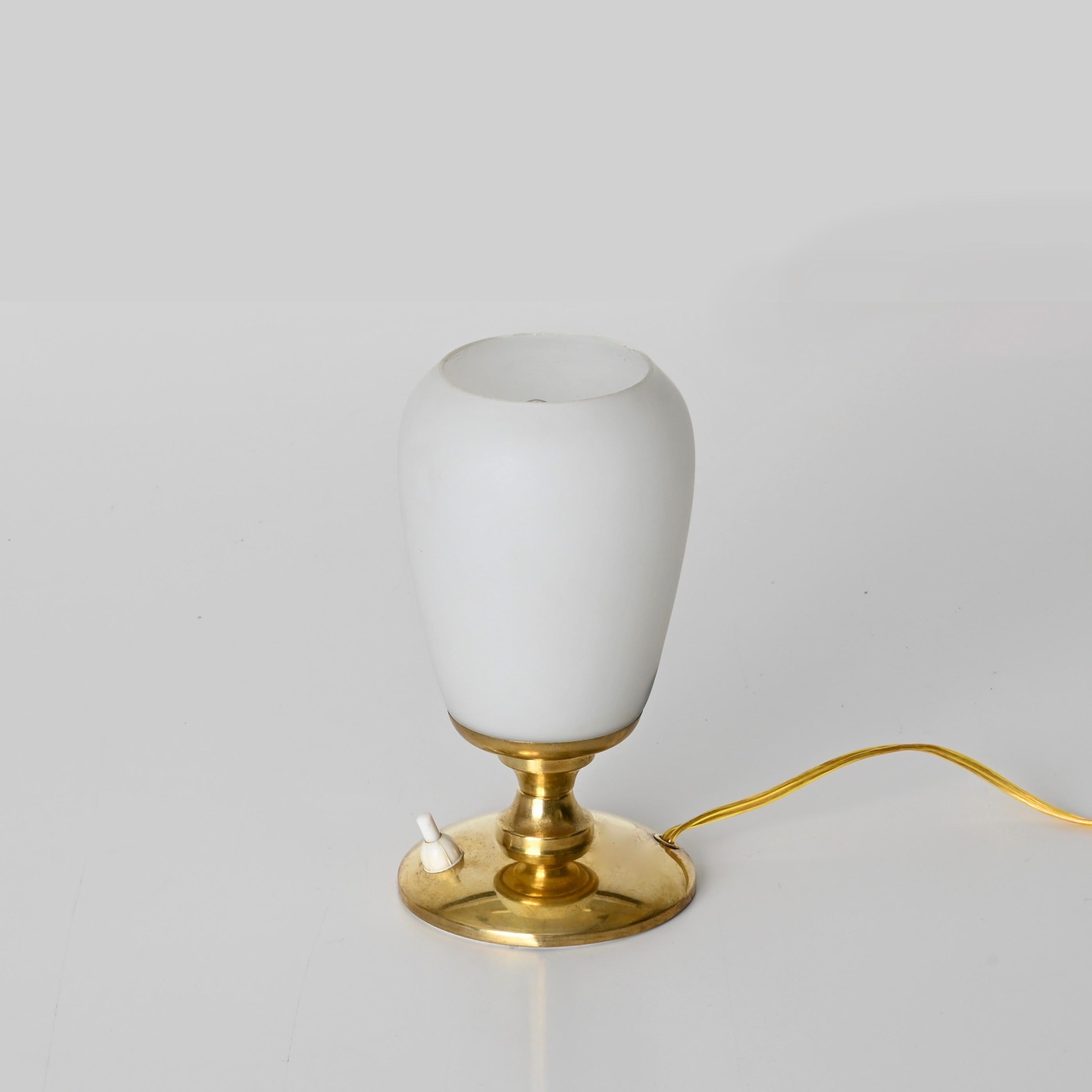 Mid-Century Italian Table Lamp in Brass and Opaline Glass, 1950s For Sale 8
