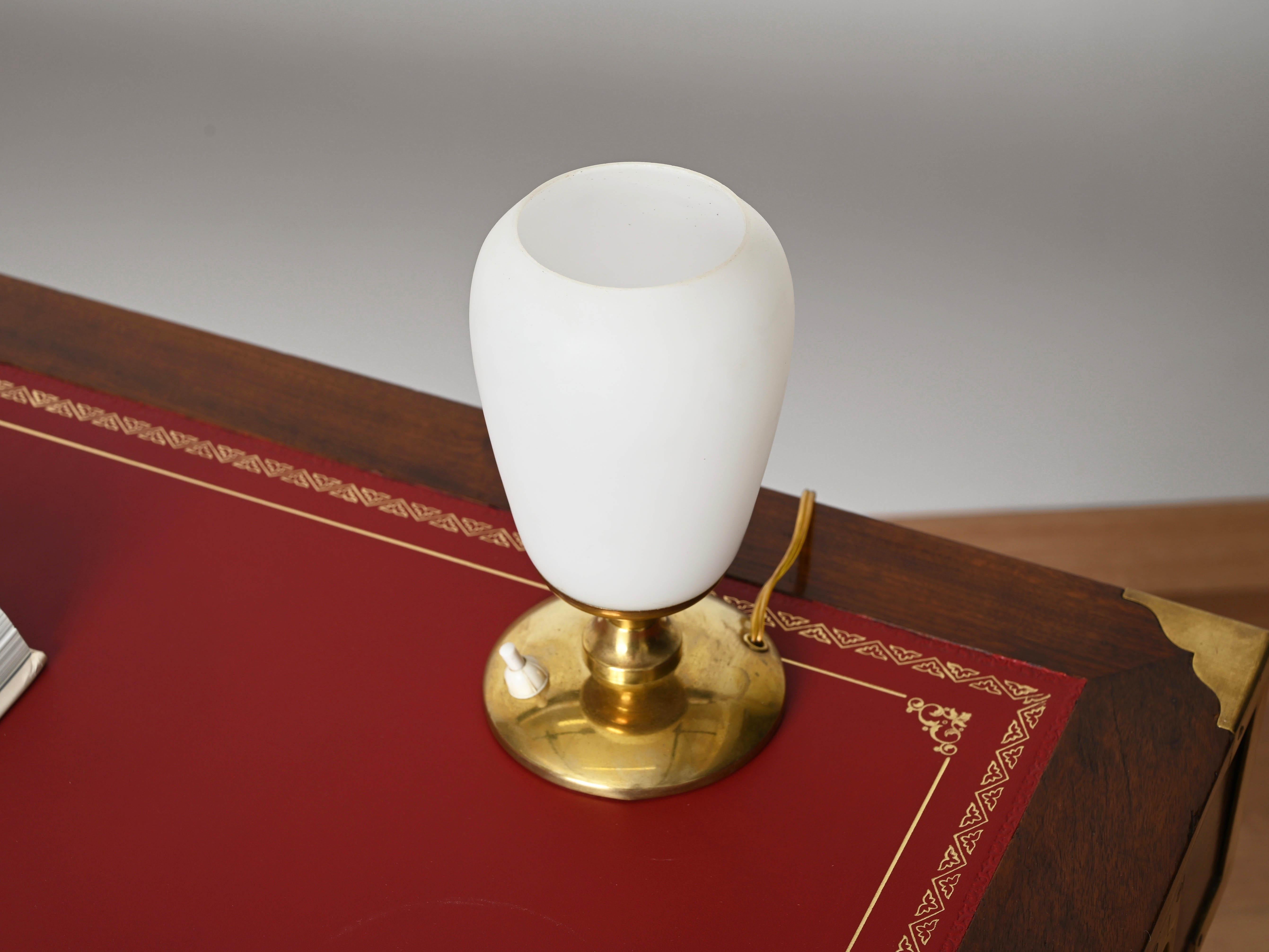 Mid-Century Modern Mid-Century Italian Table Lamp in Brass and Opaline Glass, 1950s For Sale