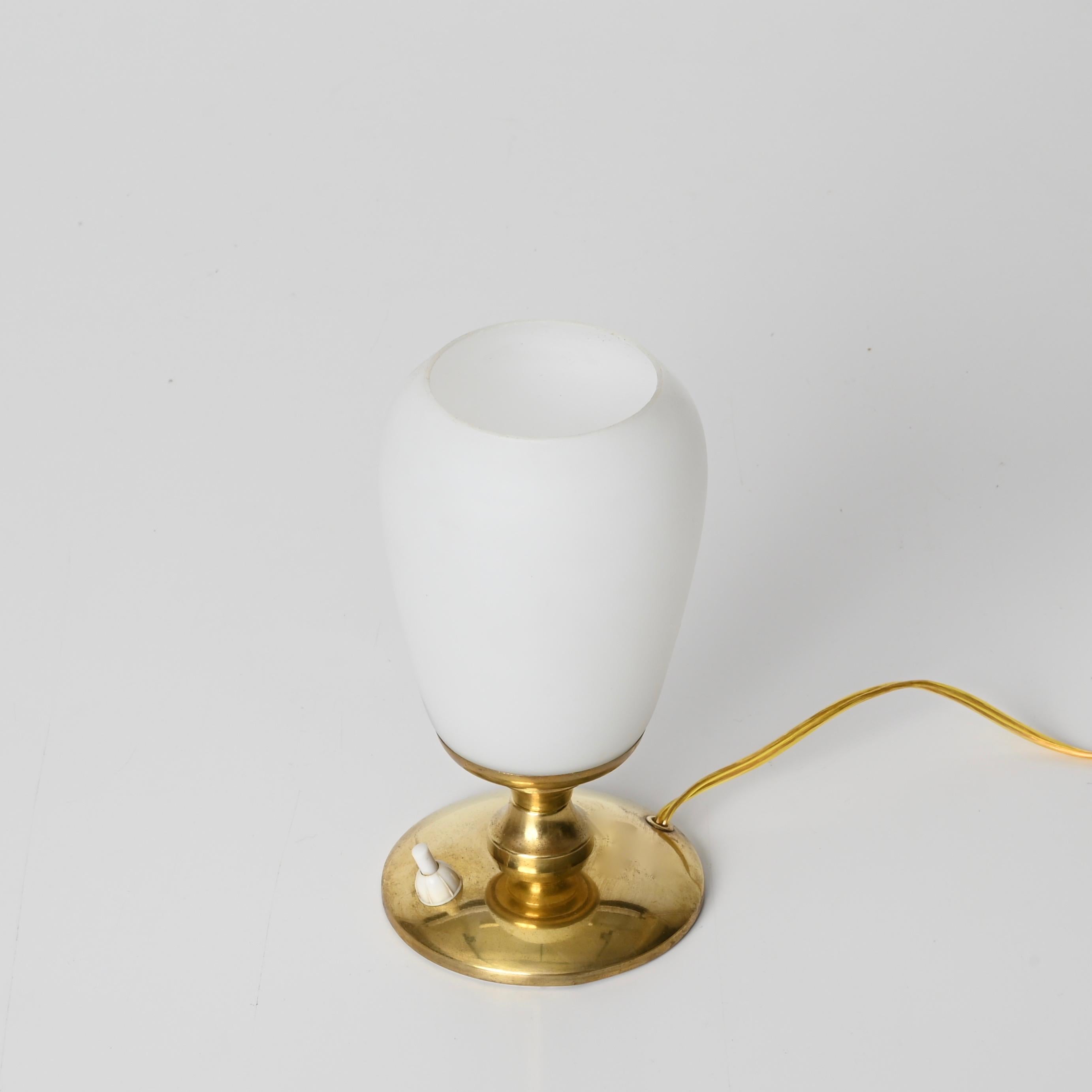 20th Century Mid-Century Italian Table Lamp in Brass and Opaline Glass, 1950s For Sale