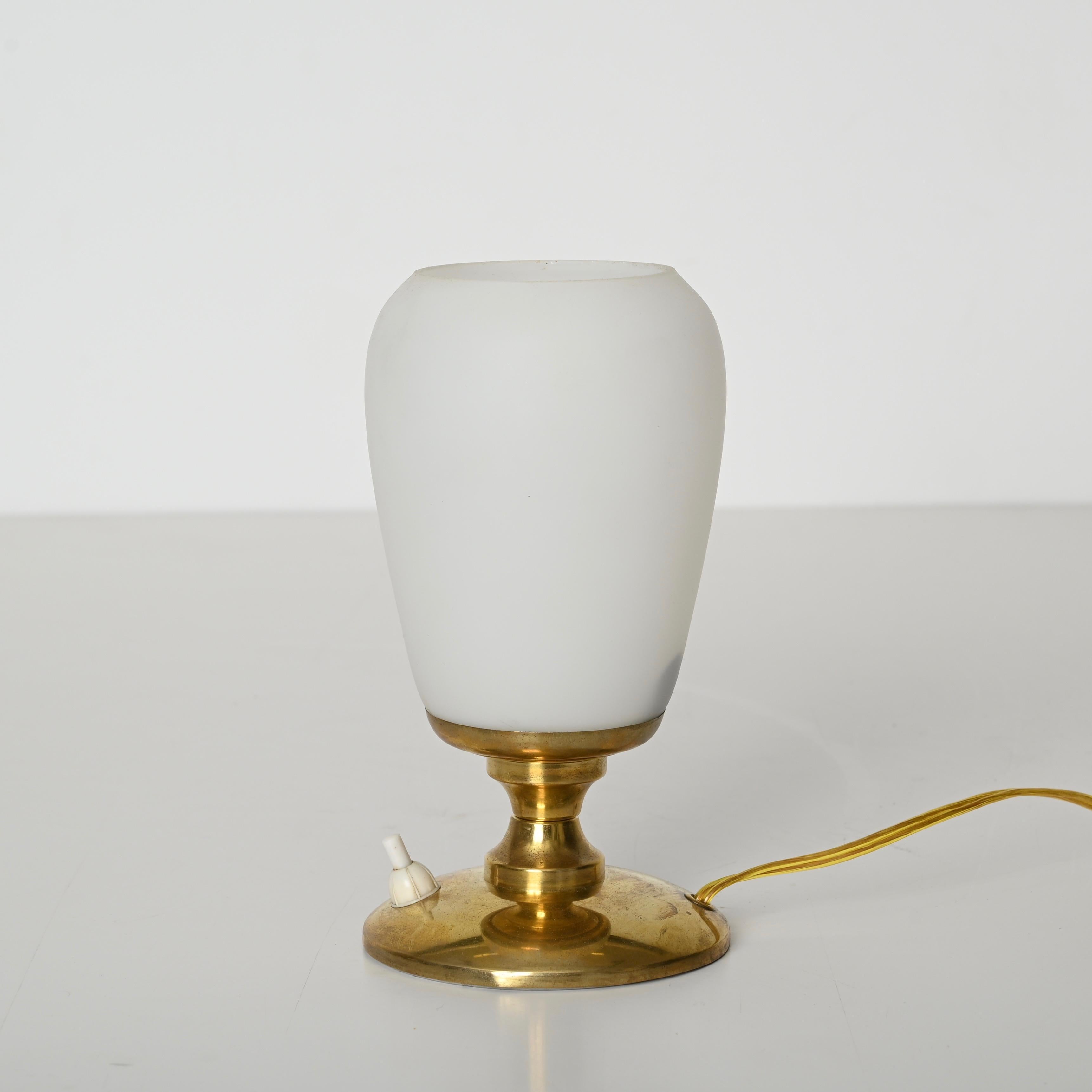 Mid-Century Italian Table Lamp in Brass and Opaline Glass, 1950s For Sale 1