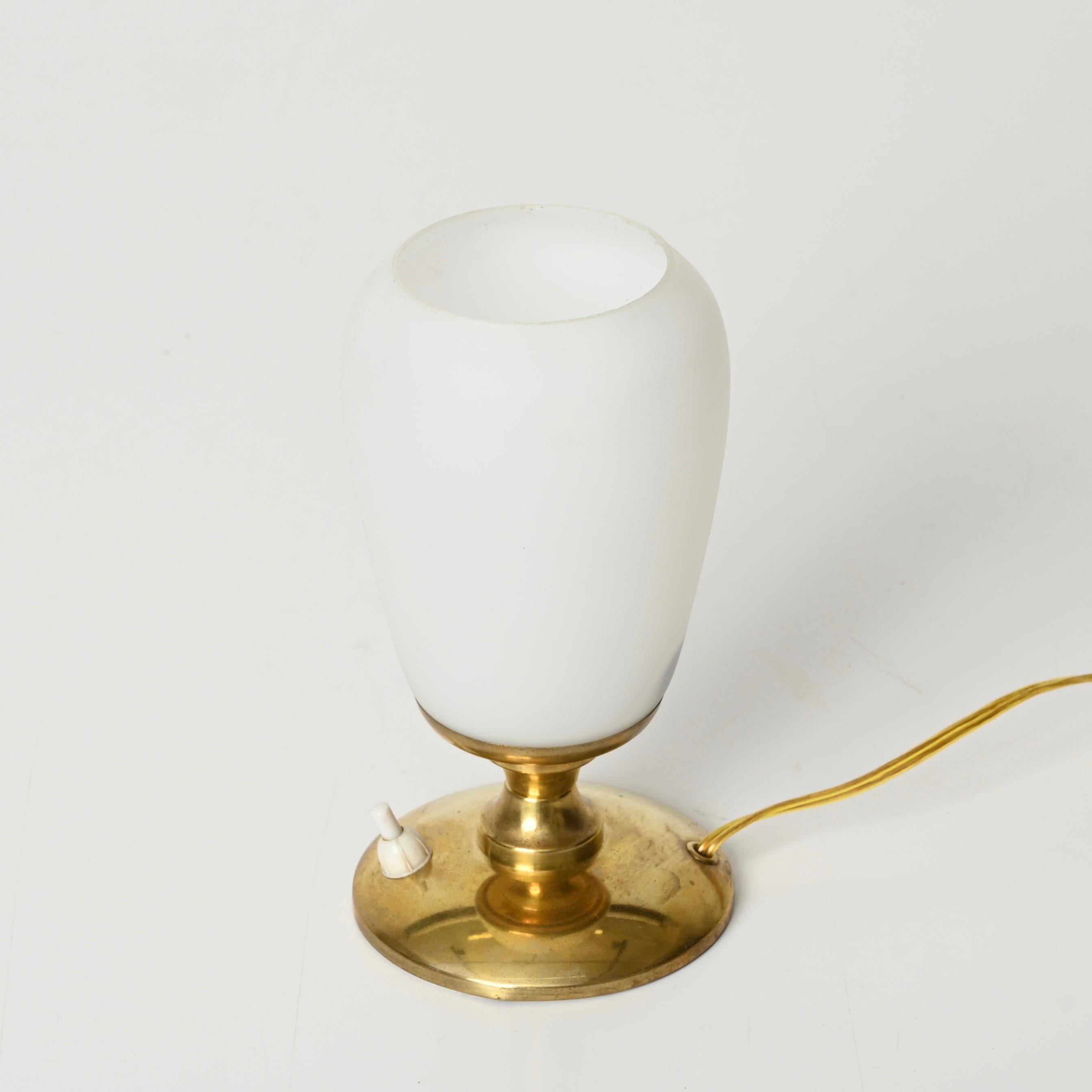 Mid-Century Italian Table Lamp in Brass and Opaline Glass, 1950s For Sale 4