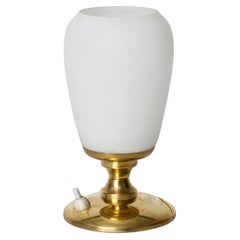 Lampada da tavolo italiana di metà secolo in ottone e vetro opalino, anni '50