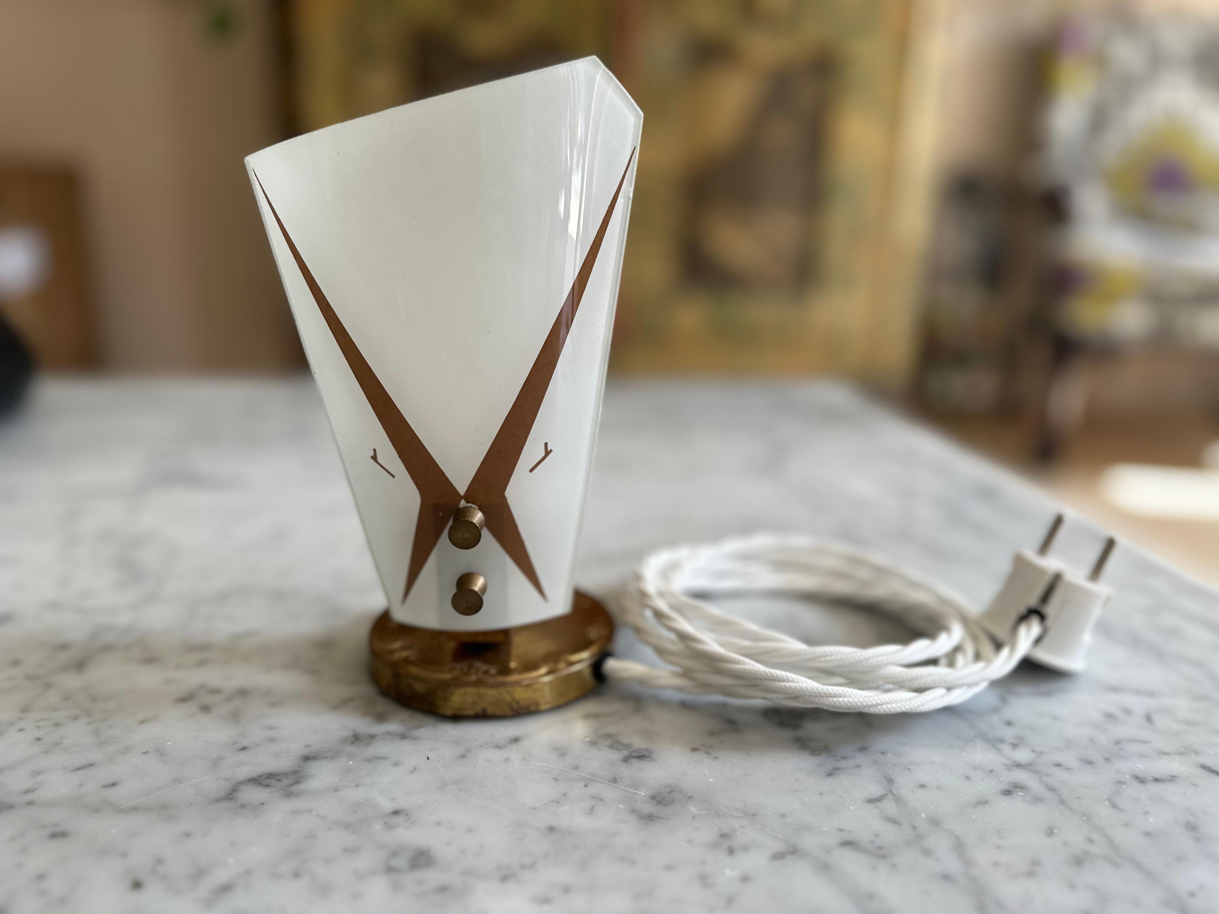 Lampe de table italienne du milieu du siècle avec abat-jour en verre et finition en laiton en vente 4