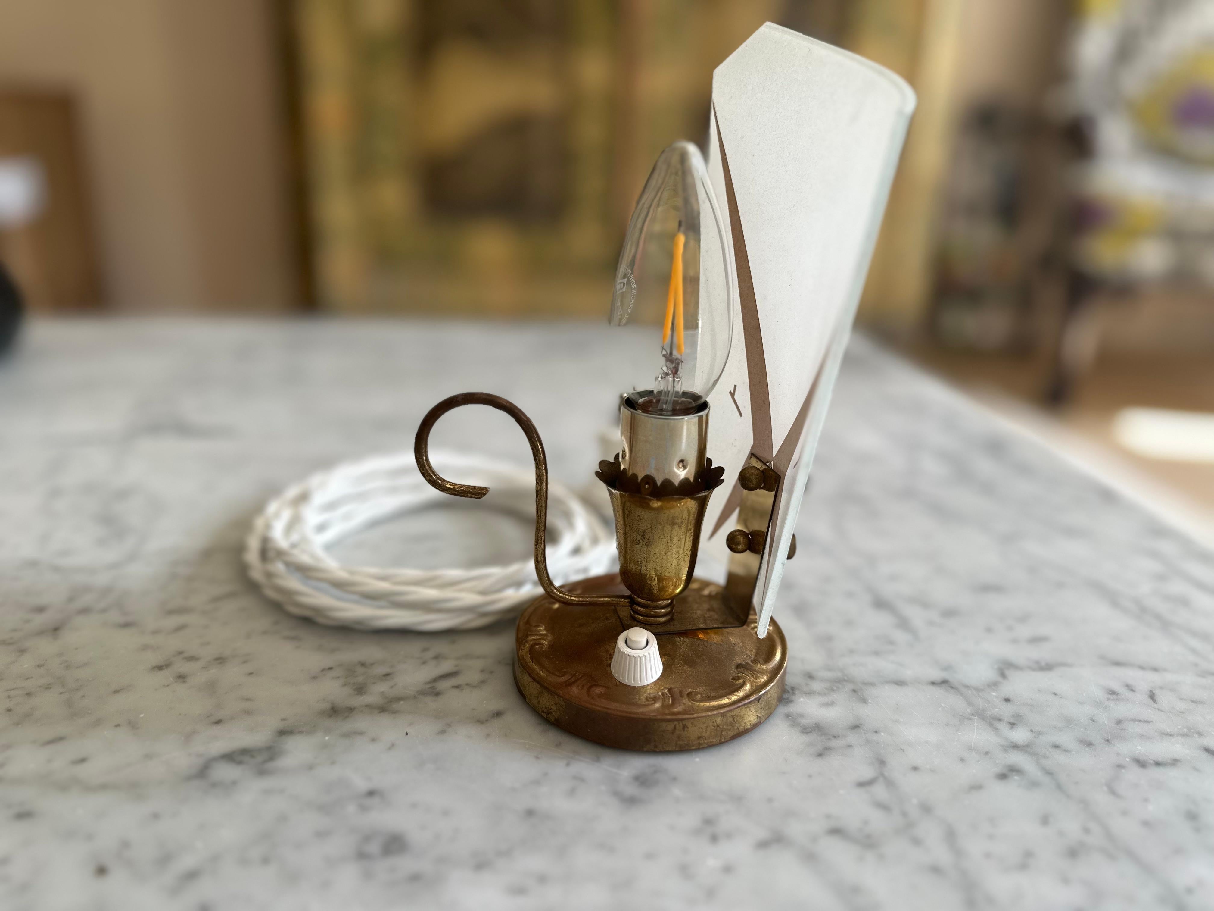 Lampe de table italienne du milieu du siècle avec abat-jour en verre et finition en laiton en vente 5