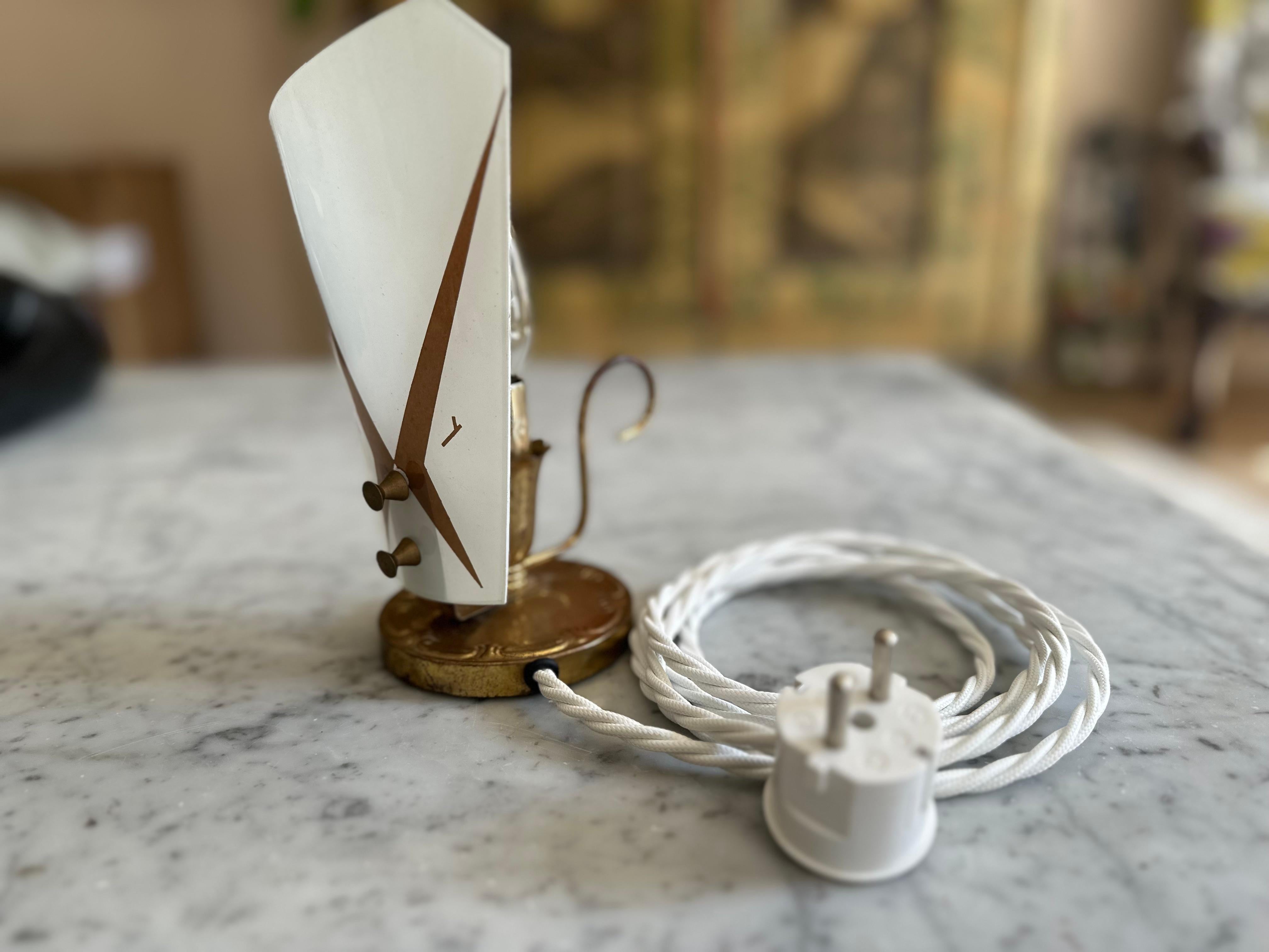 Lampe de table italienne du milieu du siècle avec abat-jour en verre et finition en laiton en vente 6