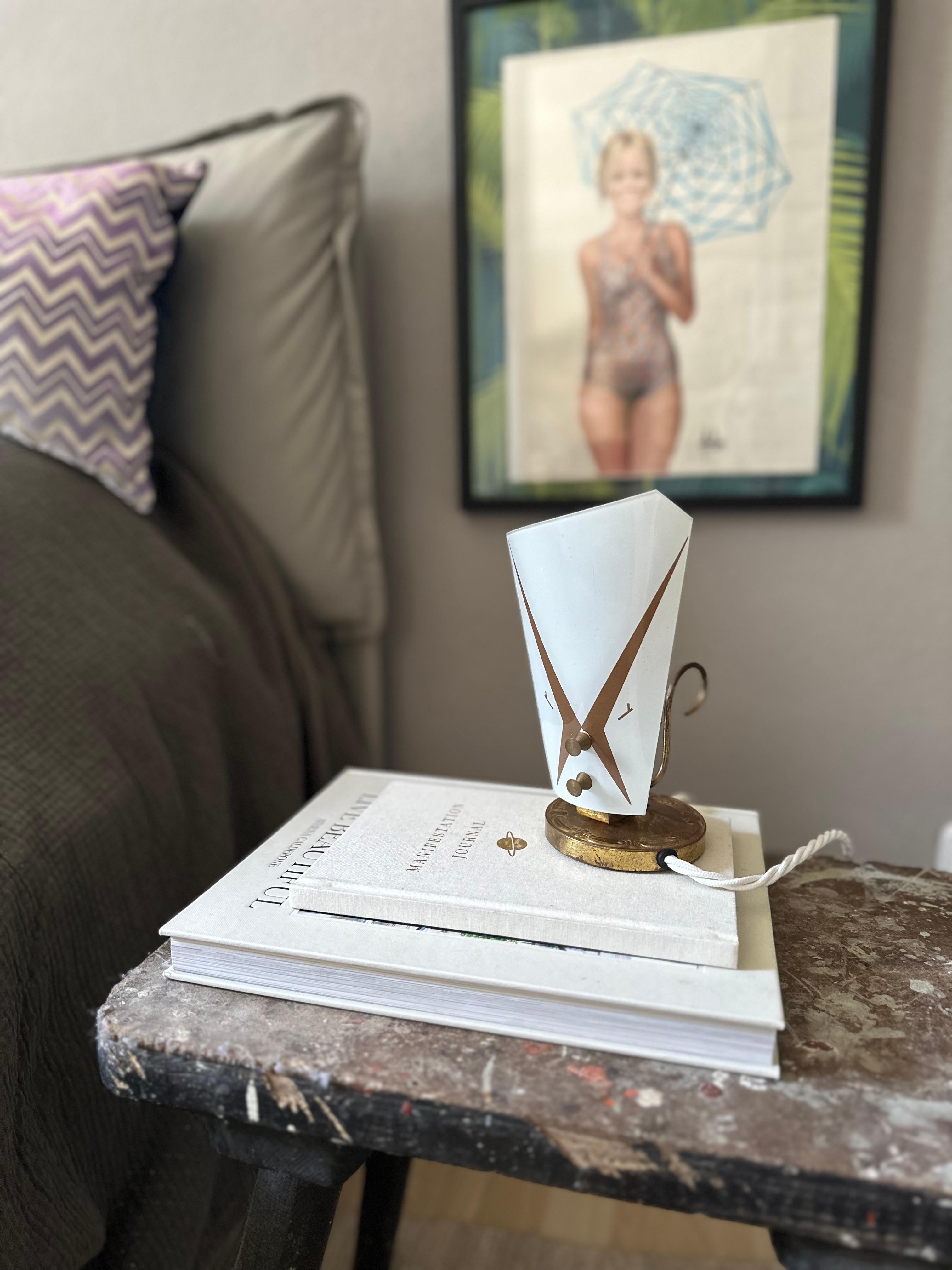 Mid-Century Modern Lampe de table italienne du milieu du siècle avec abat-jour en verre et finition en laiton en vente