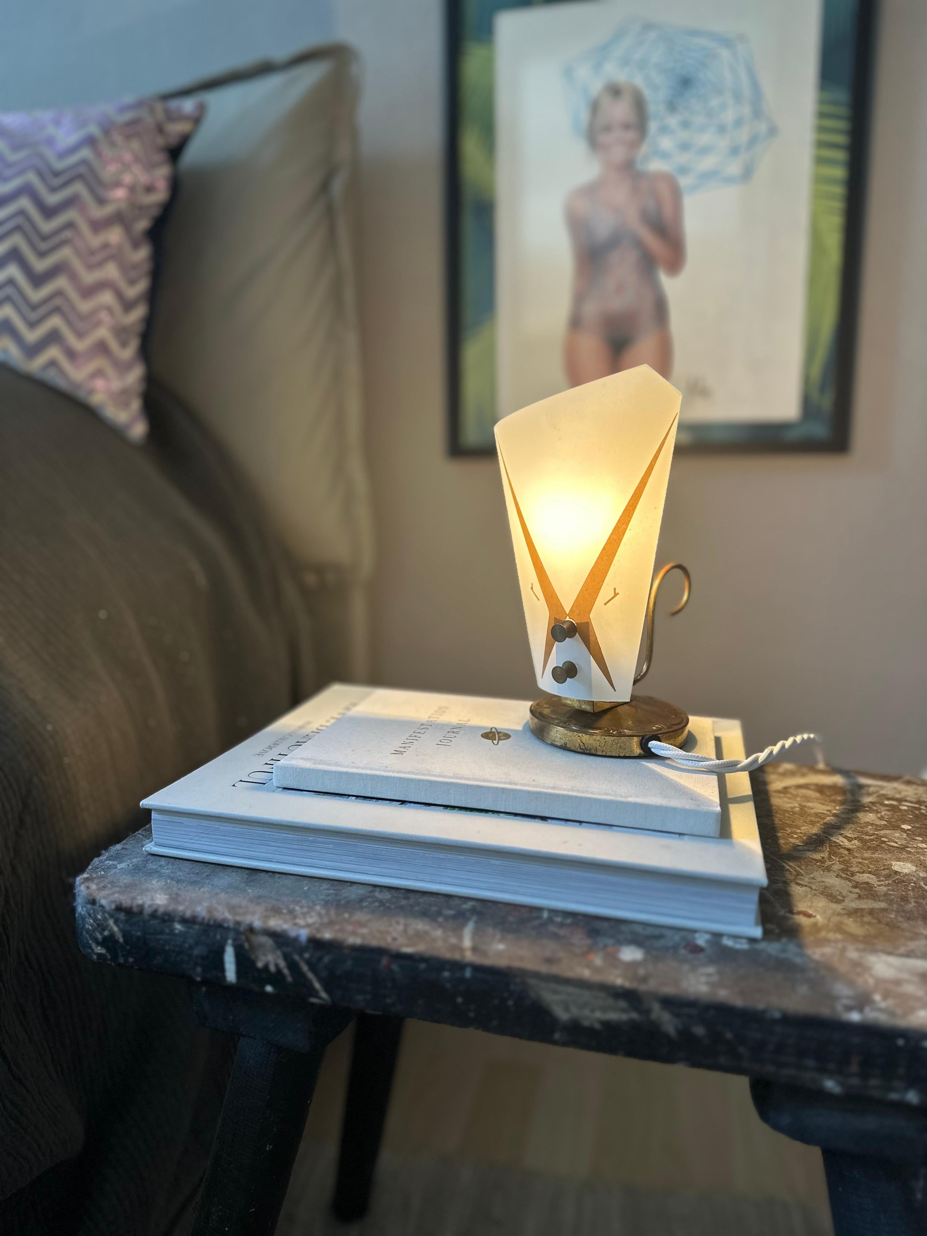 Lampe de table italienne du milieu du siècle avec abat-jour en verre et finition en laiton Bon état - En vente à Hamburg, DE