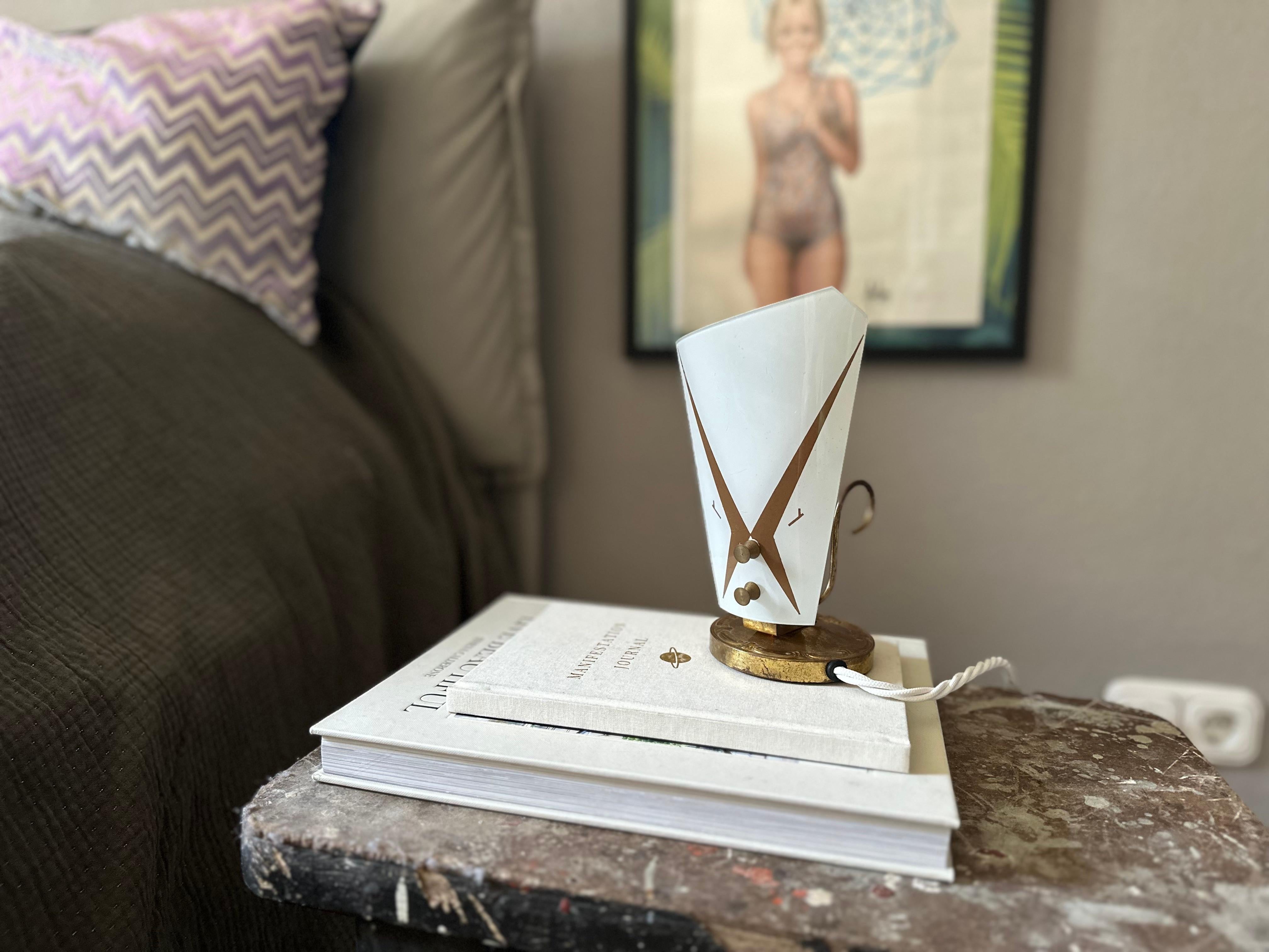 Milieu du XXe siècle Lampe de table italienne du milieu du siècle avec abat-jour en verre et finition en laiton en vente