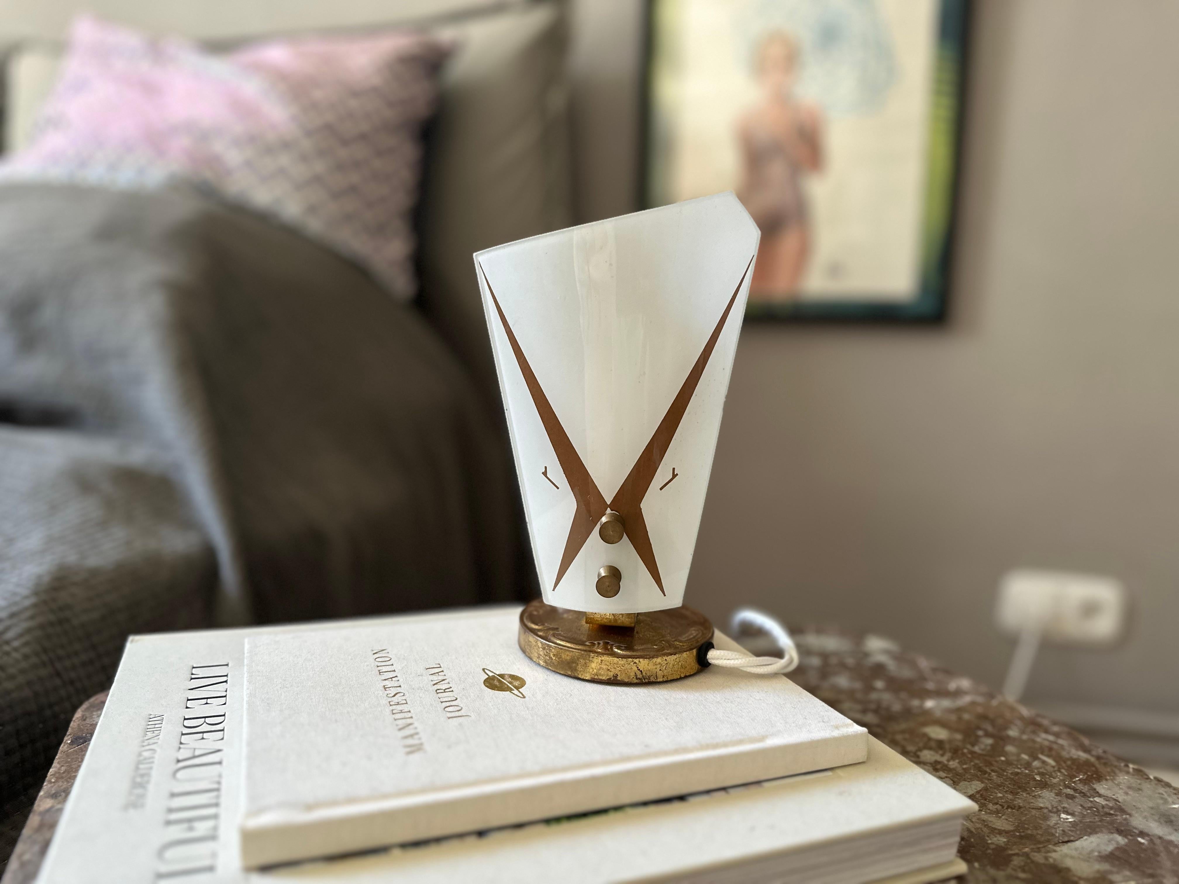 Métal Lampe de table italienne du milieu du siècle avec abat-jour en verre et finition en laiton en vente