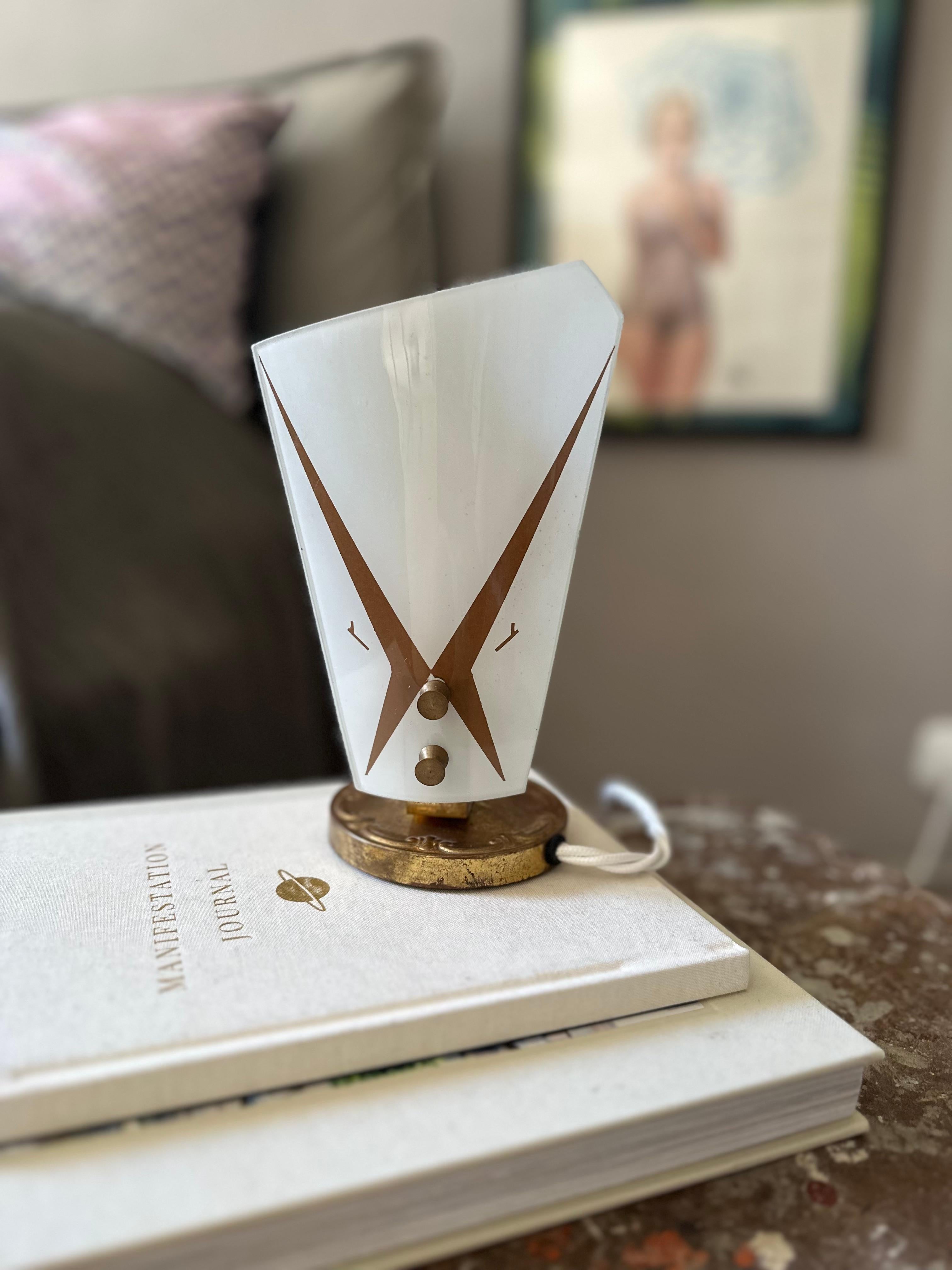 Lampe de table italienne du milieu du siècle avec abat-jour en verre et finition en laiton en vente 1