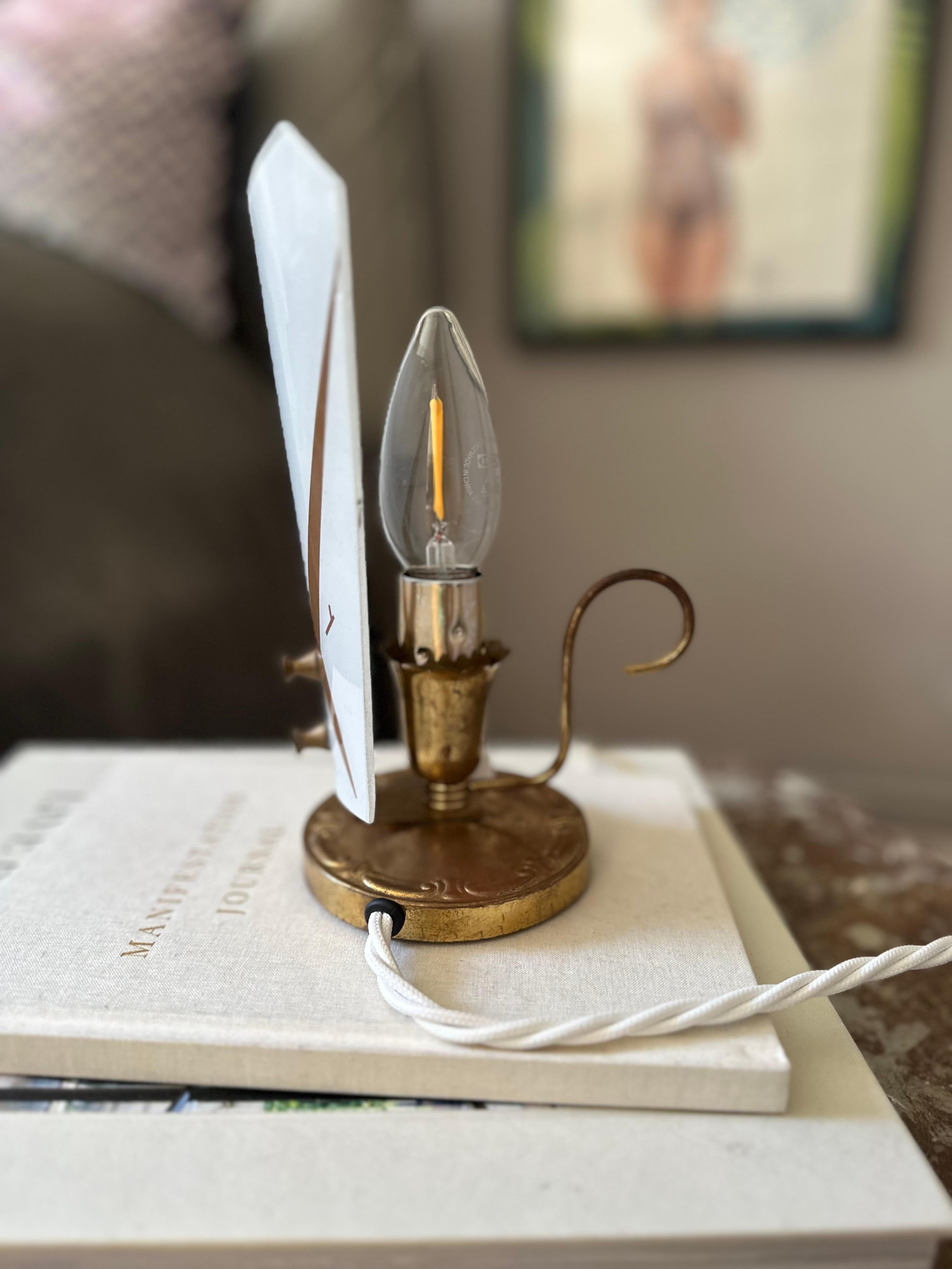 Lampe de table italienne du milieu du siècle avec abat-jour en verre et finition en laiton en vente 2