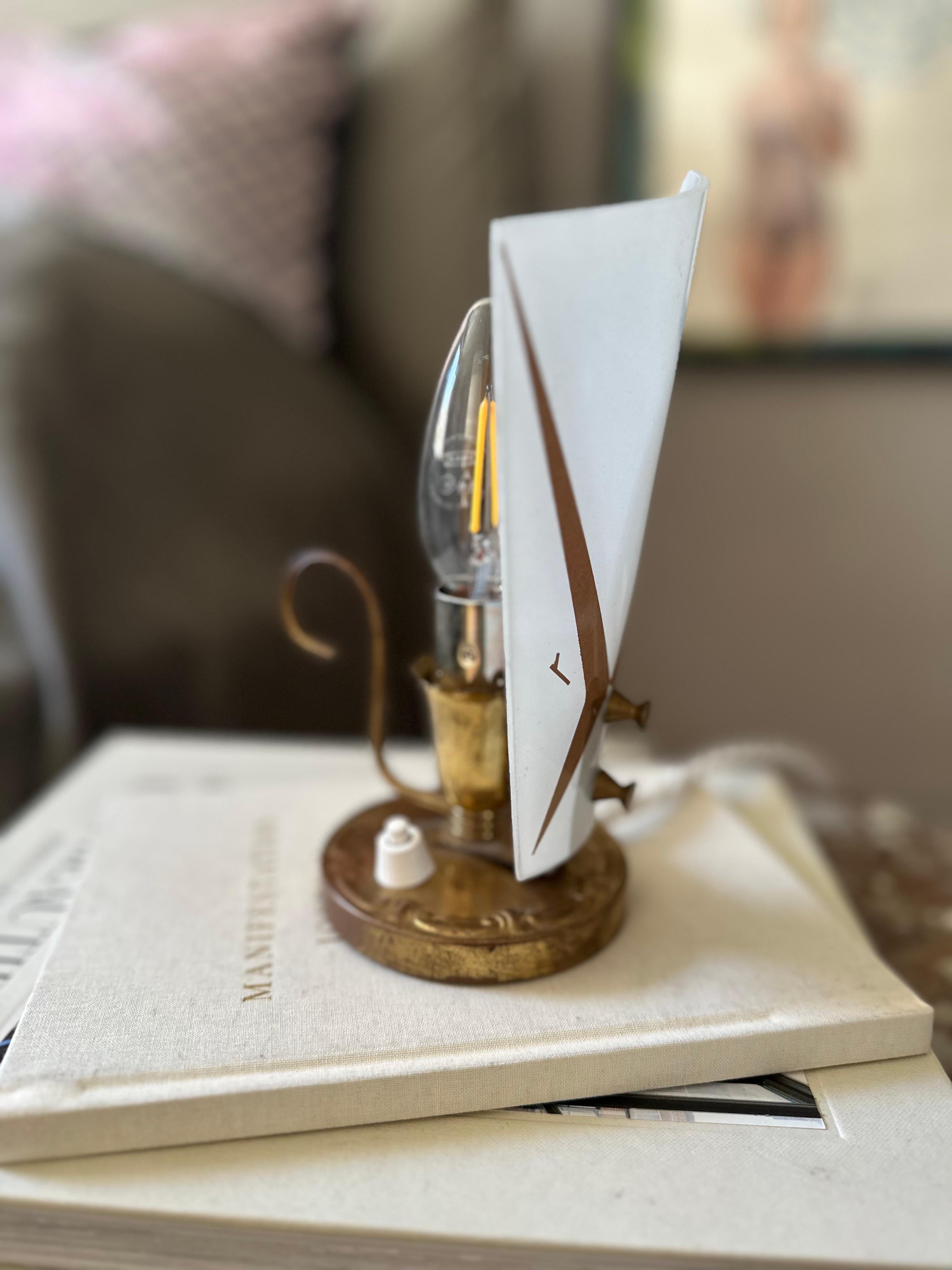 Lampe de table italienne du milieu du siècle avec abat-jour en verre et finition en laiton en vente 3