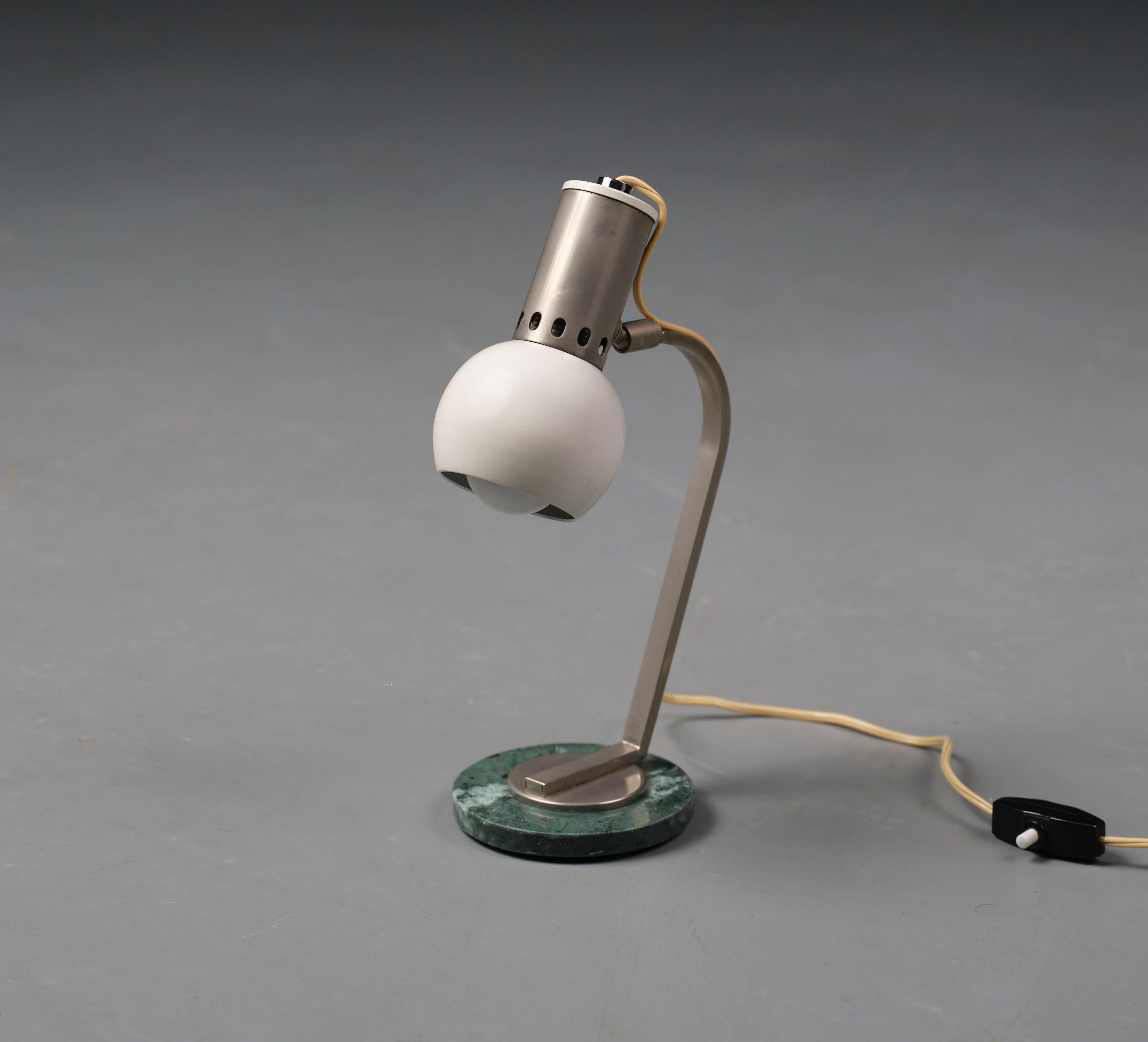 Cette lampe de table est un exemple parfait du design italien des années 1950, illustrant une époque réputée pour son approche innovante et élégante des objets du quotidien. La lampe est en excellent état, sa longévité témoignant de la qualité de sa