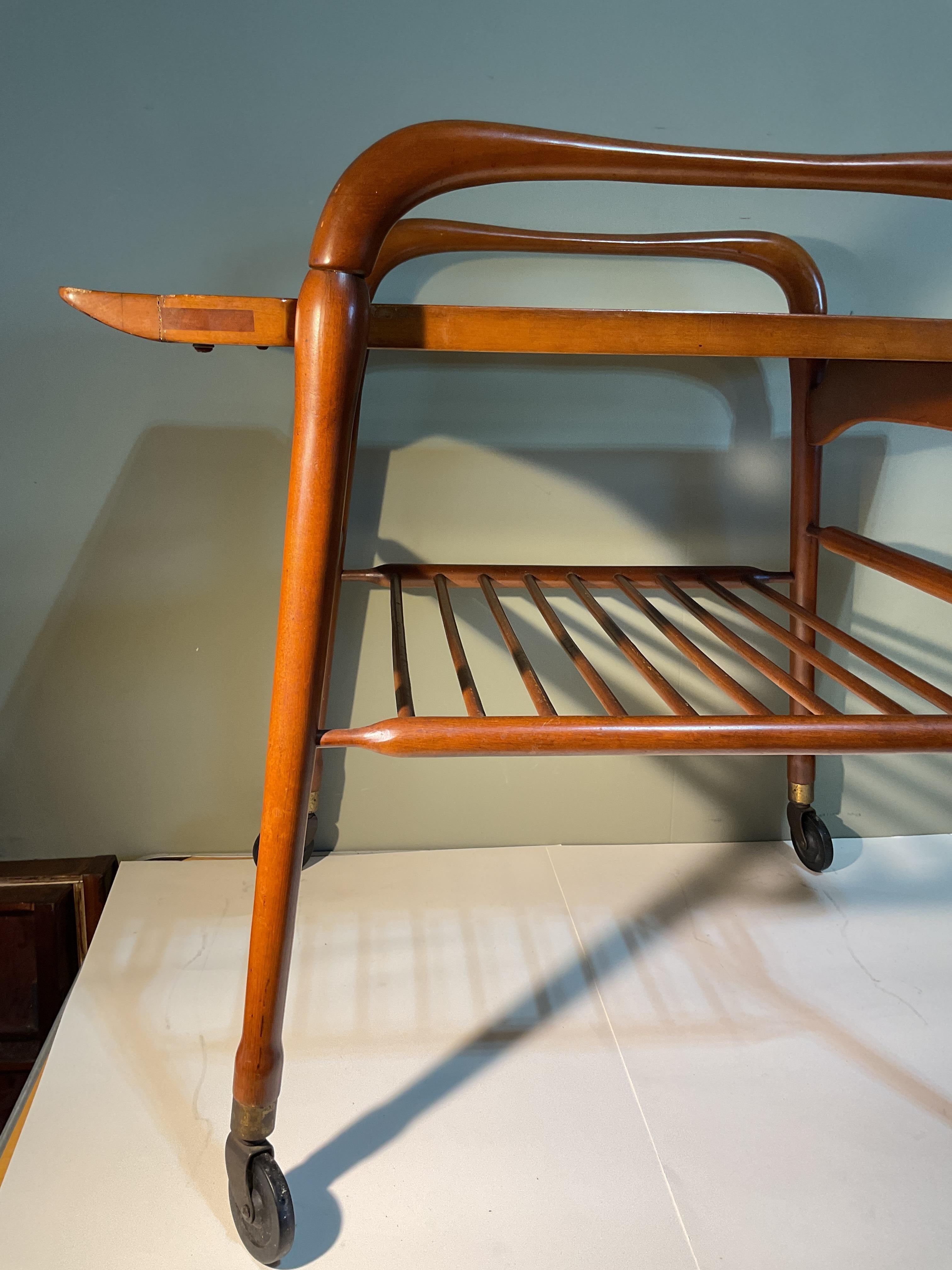 Chariot à thé italien de belle facture 
Peut également être utilisé comme chariot de bar.
Fabriqué vers 1955 dans le style de Cesar CIRCA
