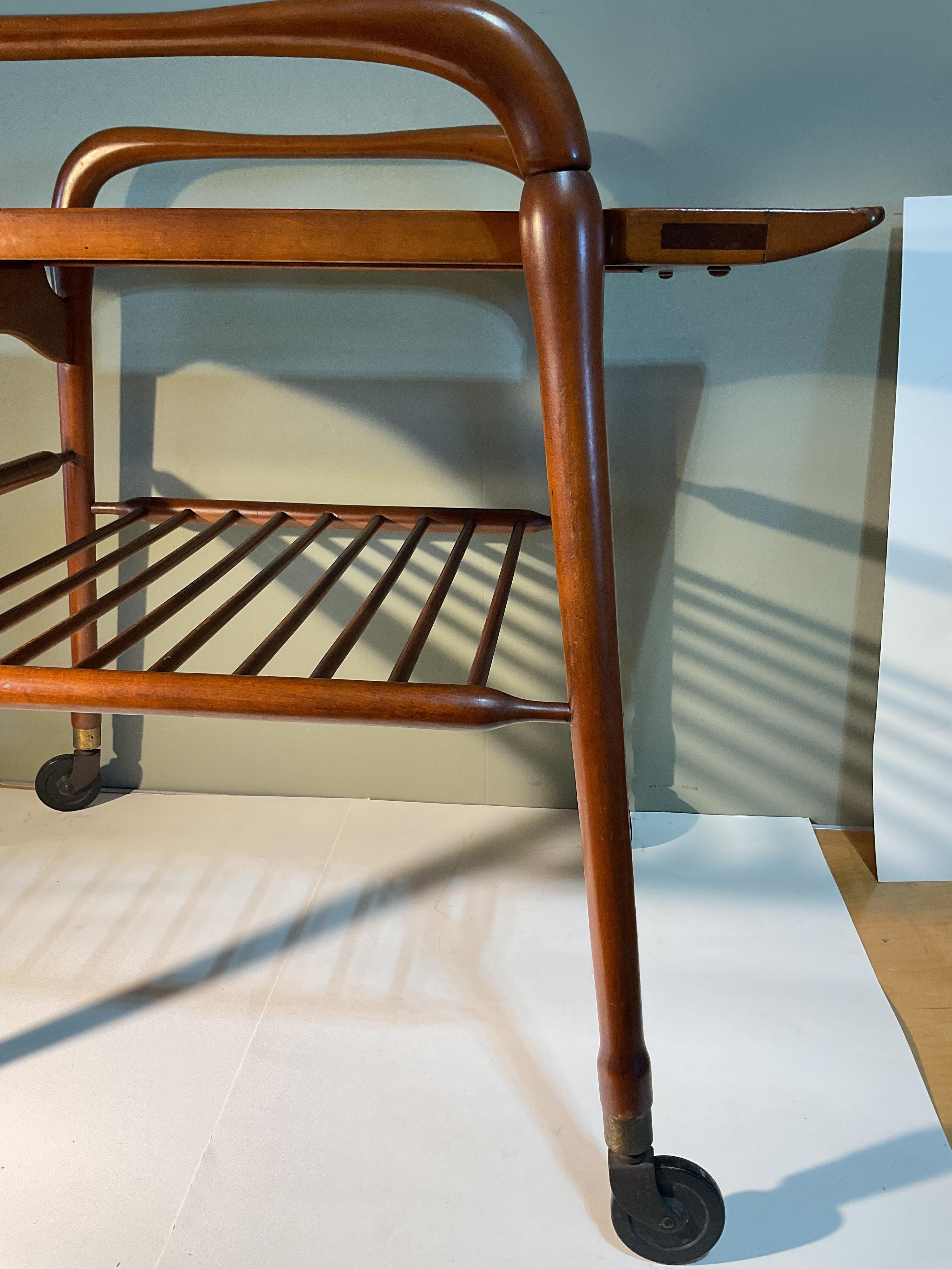 Sculpté Table à thé italienne du milieu du siècle dernier en vente