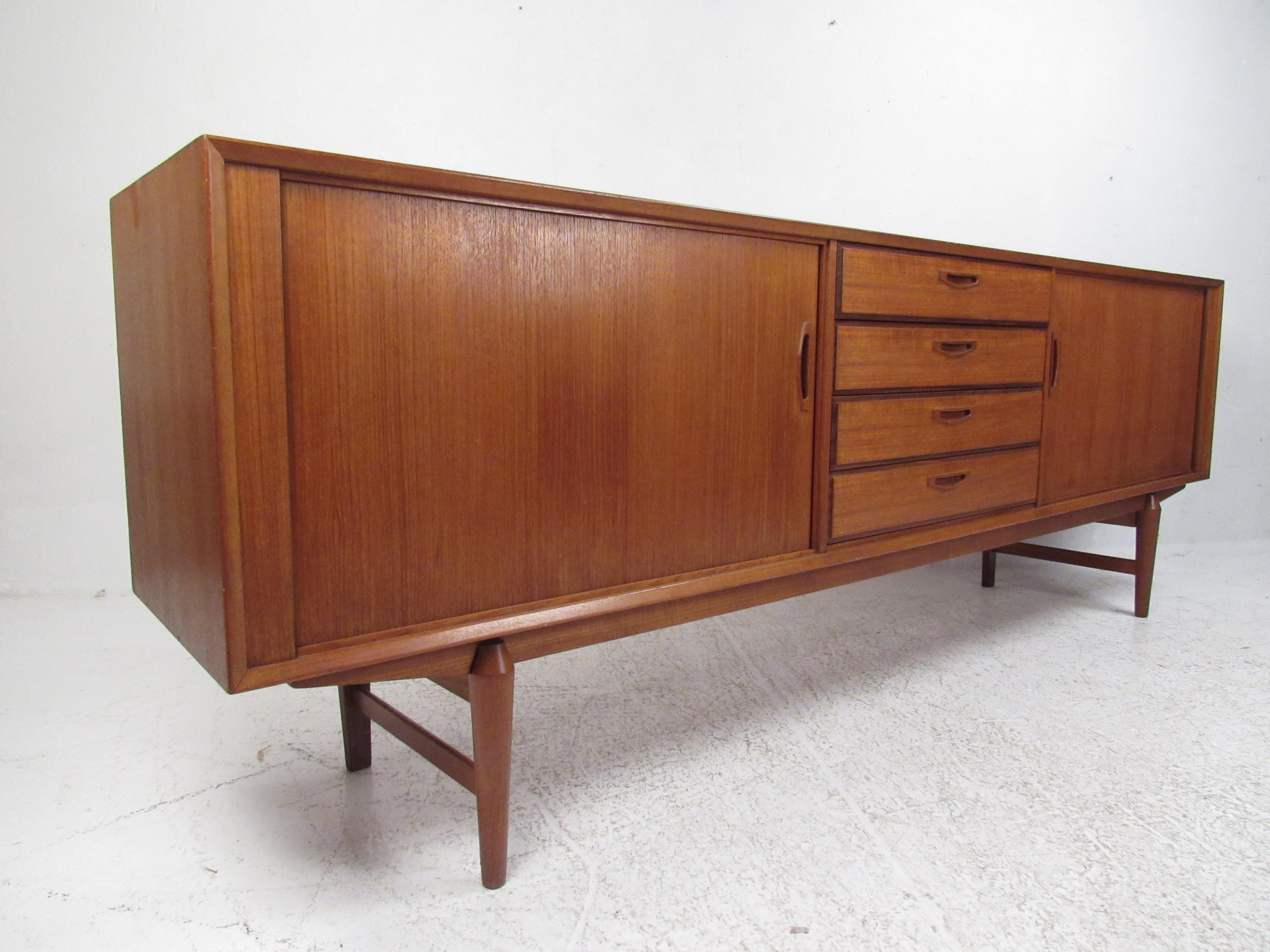 Mid-Century moderno Libreria in teak italiana del Medioevo in vendita