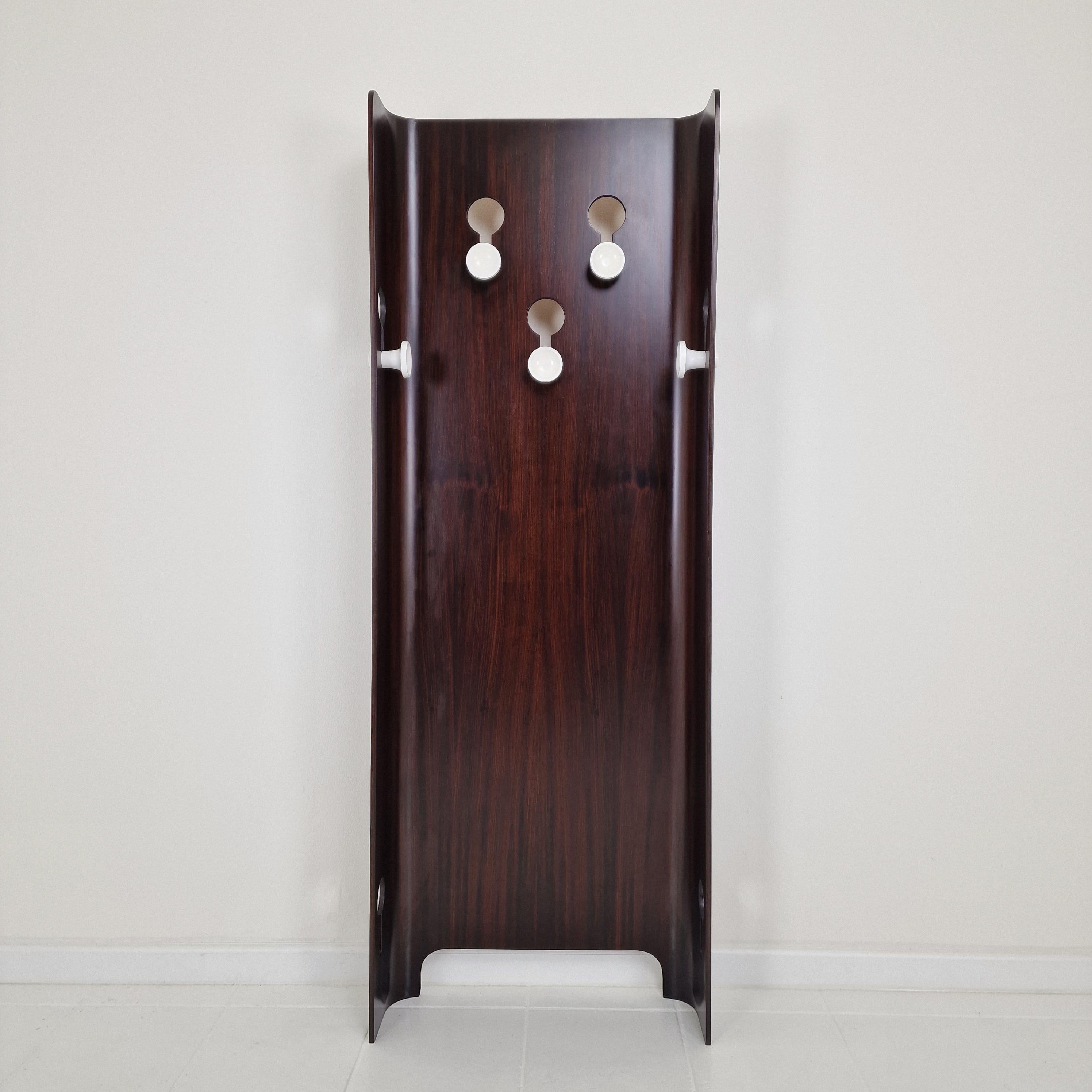 Delizioso appendiabiti in legno di teak. 
Questo splendido appendiabiti è stato disegnato in Italia da Carlo De Carli per Fiarm negli anni Sessanta.
Originariamente firmato sul retro.   

Il legno utilizzato da Fiarm per questa coppia di