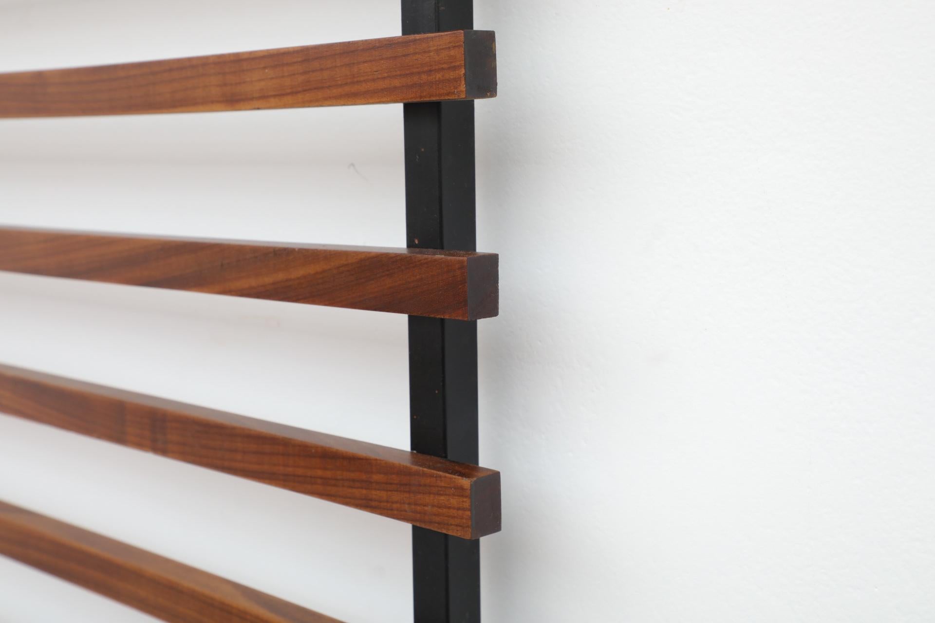 Appendiabiti da parete a doghe in teak italiano di metà secolo e quattro ganci in filo metallico piegato in vendita 5